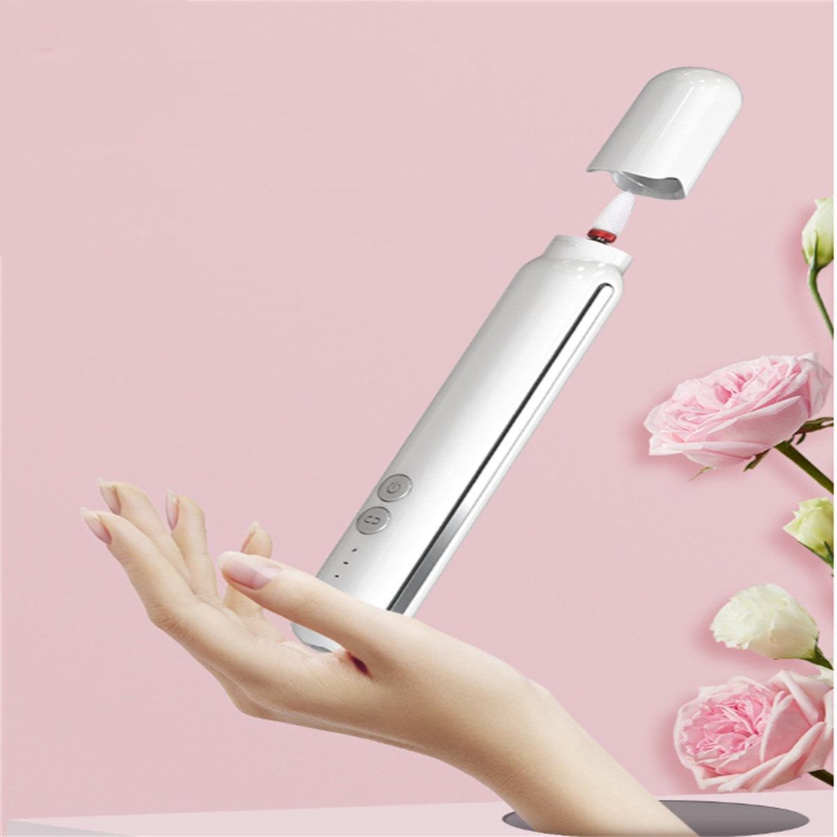 Eine Hand hält ein weißes Schönheitsgerät, Rosenblüten vor rosa Hintergrund, mit abgenommener Kappe.