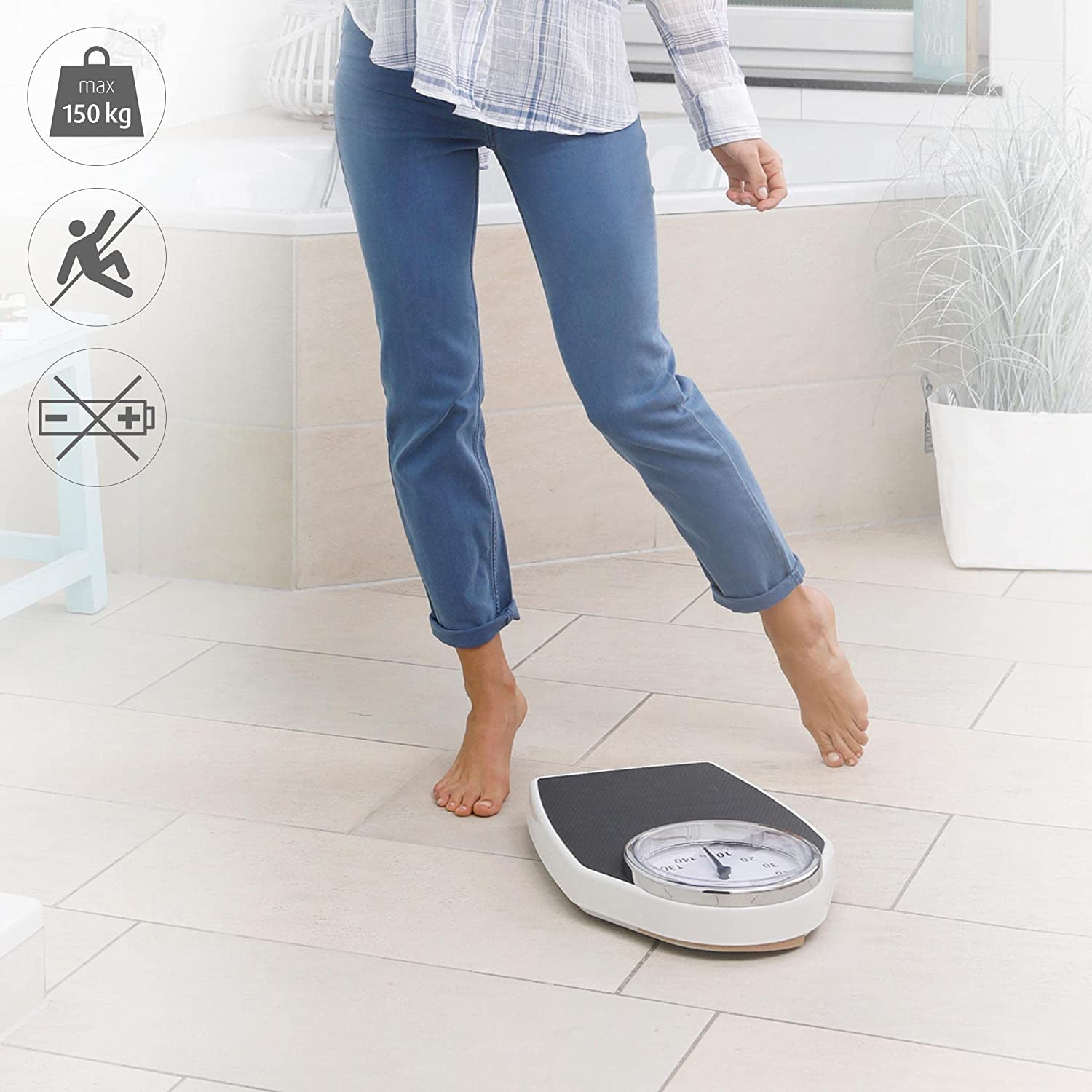 Kobieta stoi na wadze. Istnieją ikony wskazujące maksymalną wagę, brak skakania i brak baterii.