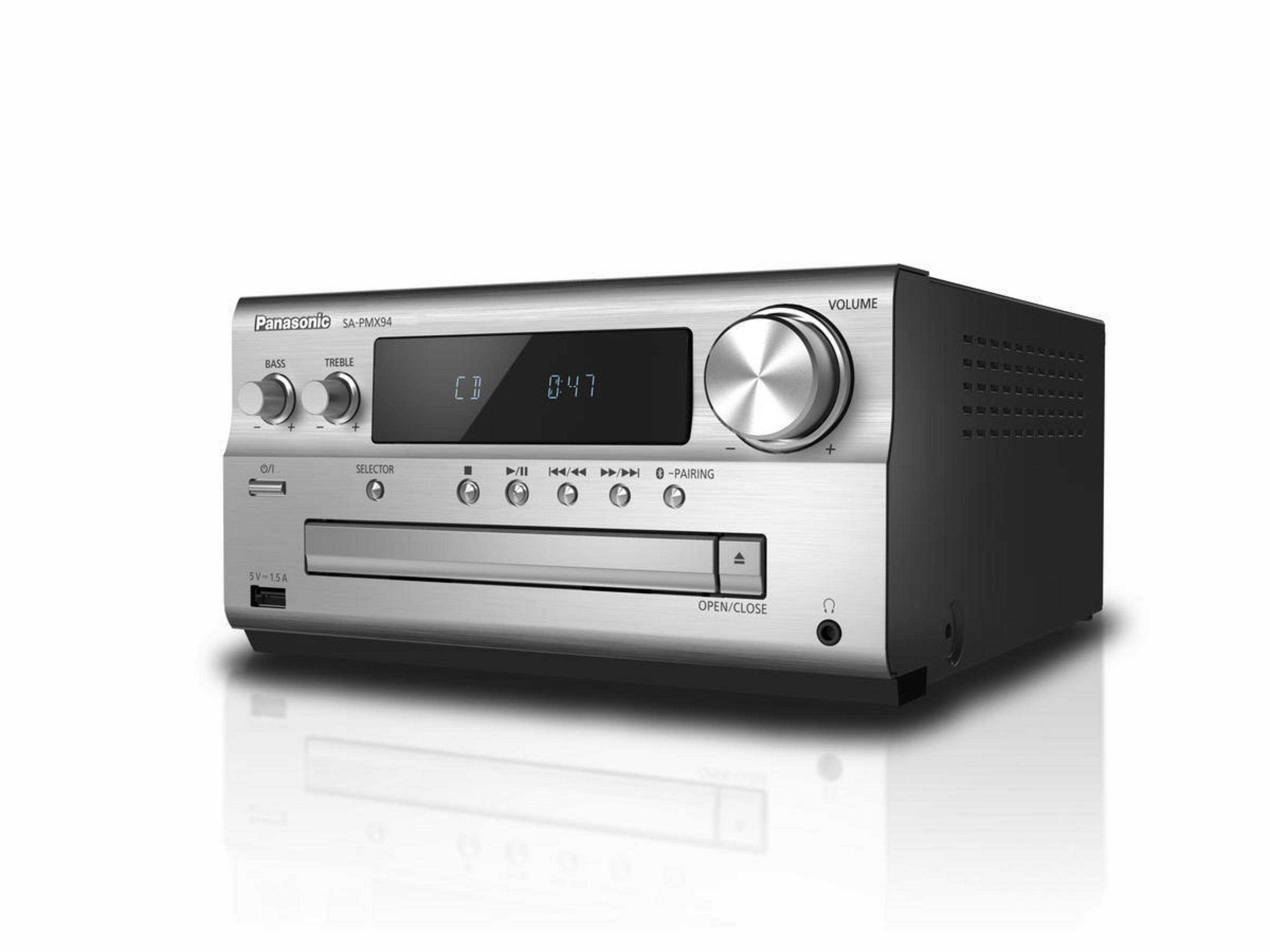 Un impianto stereo argentato con lettore CD, manopola del volume e diversi pulsanti. È su una superficie bianca.