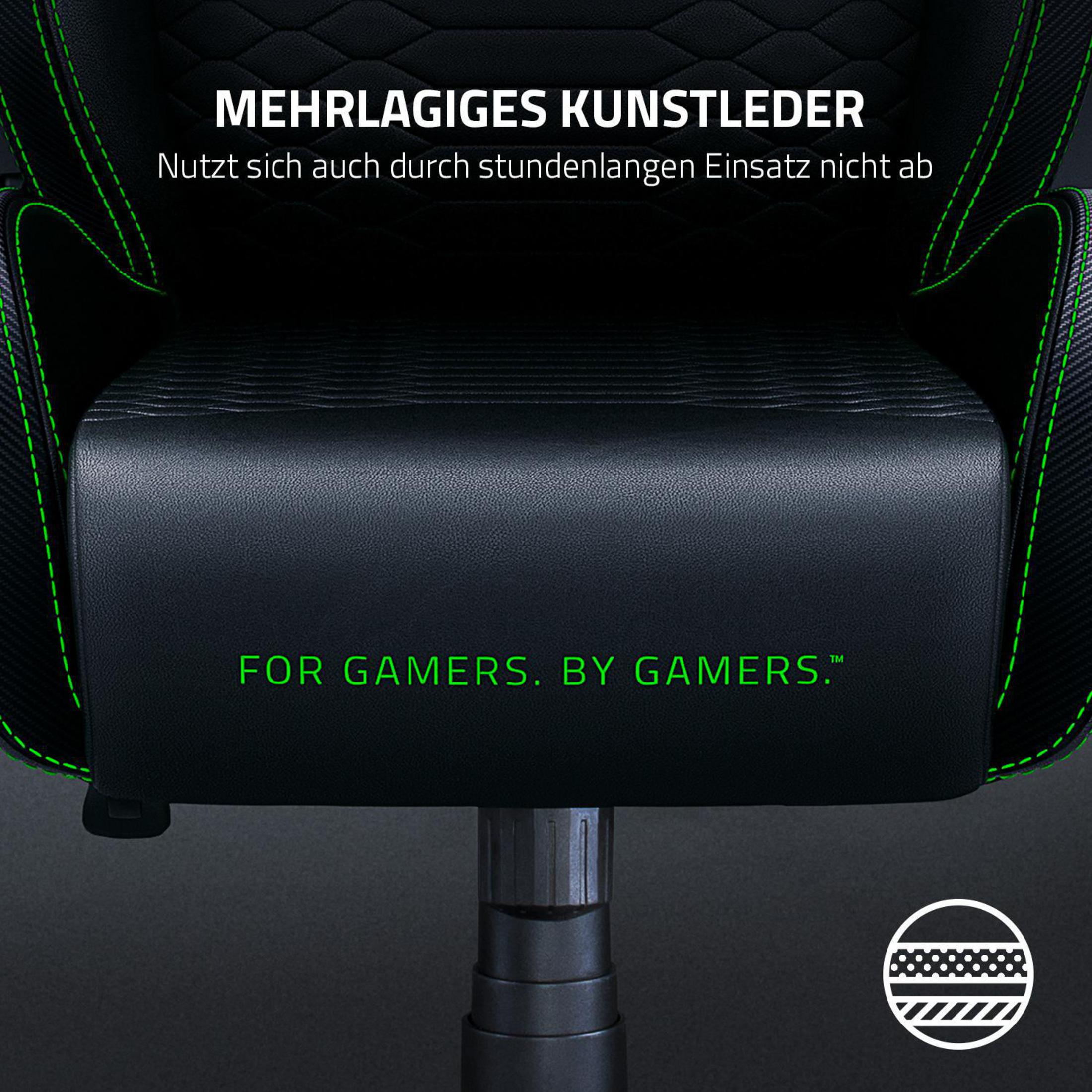 Primo piano di una sedia da gioco nera con cuciture verdi. Testo: FOR GAMERS. BY GAMERS.