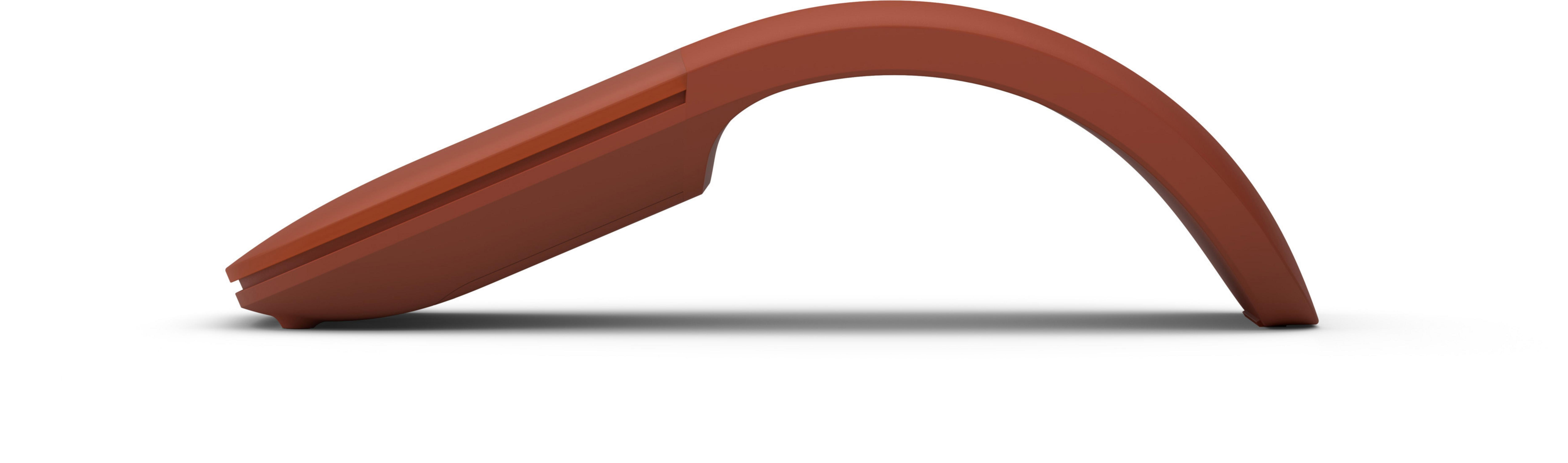 Mouse ergonomico marrone, design curvo. Ombra, su superficie bianca.