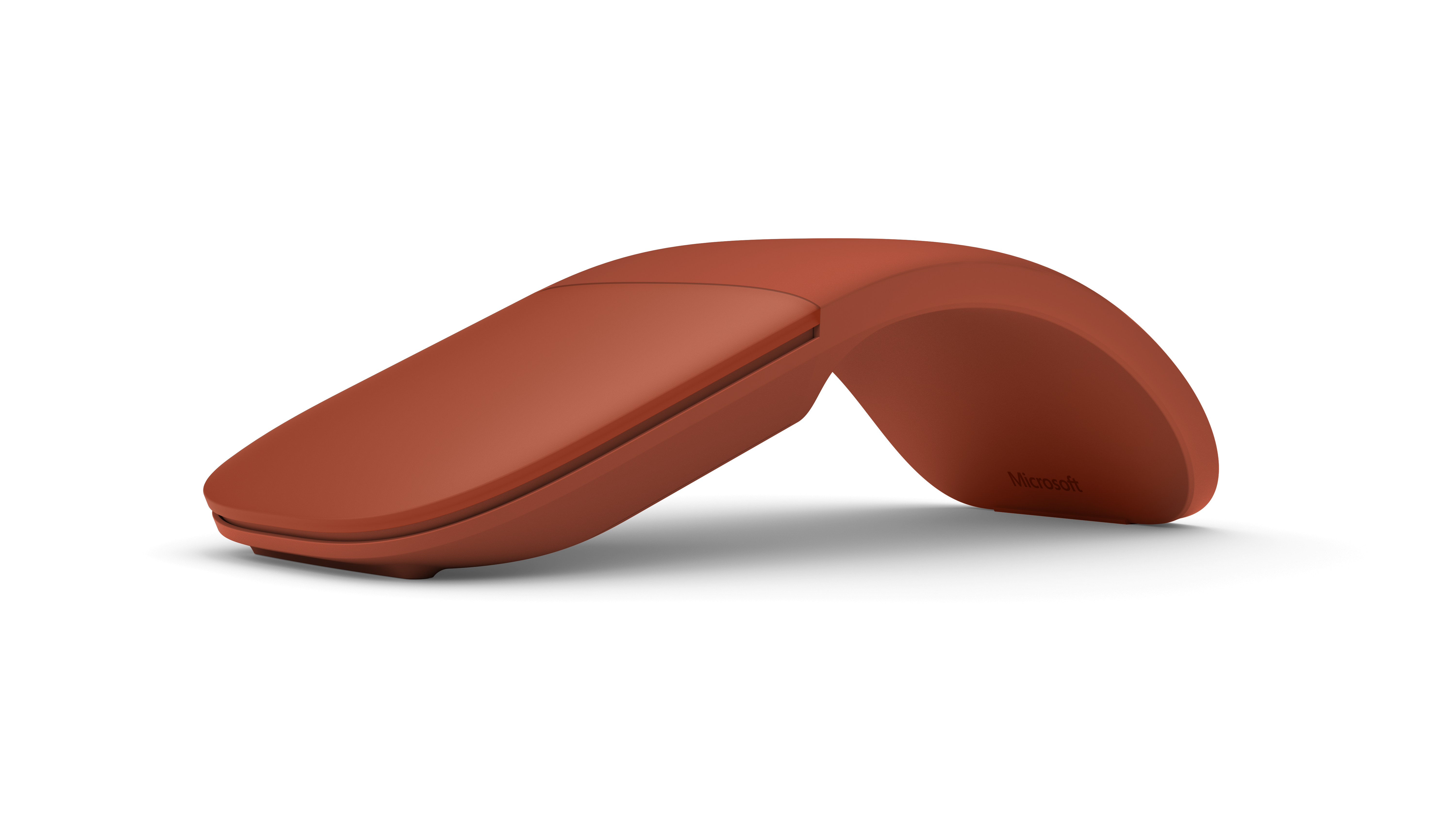 Un mouse Microsoft Surface marrone a forma di arco su sfondo bianco.