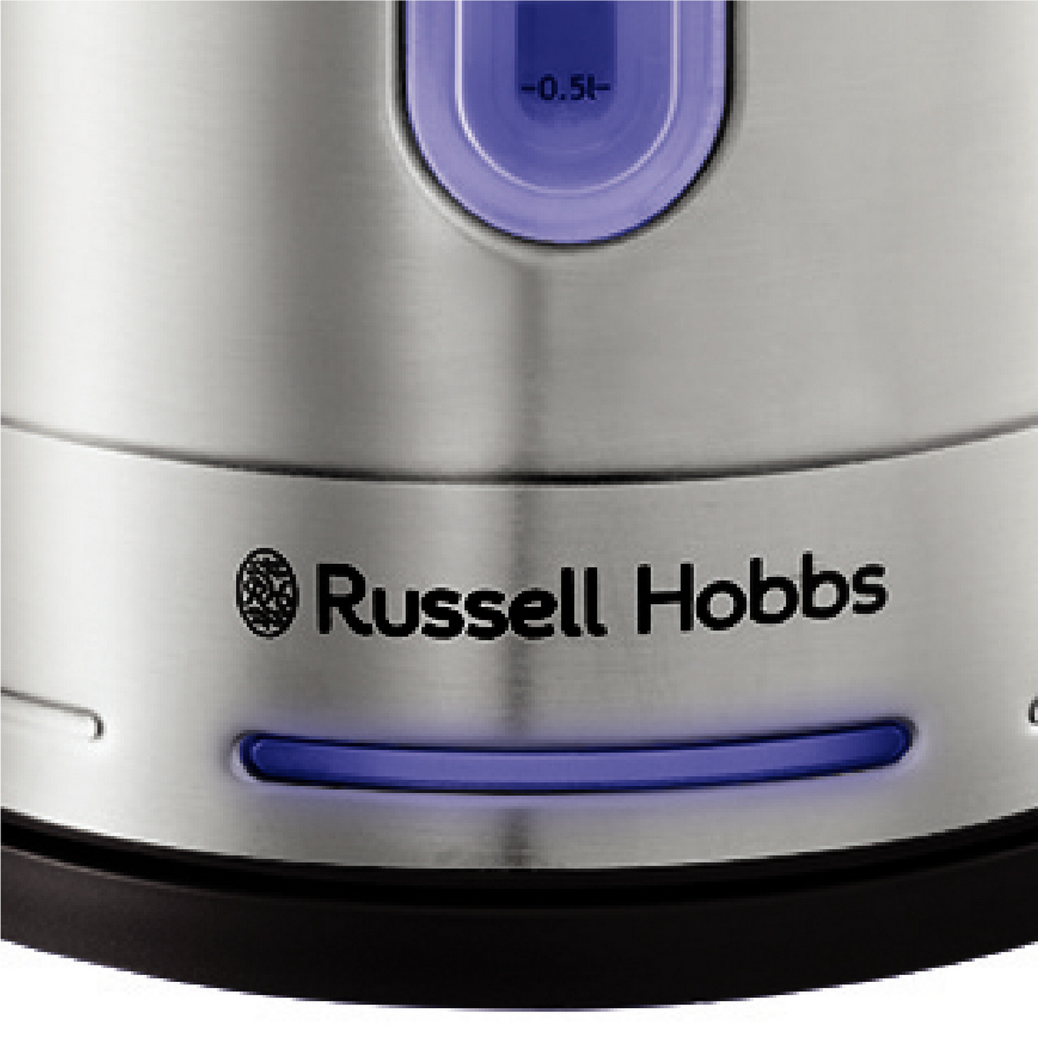Nahaufnahme eines silbernen und schwarzen Wasserkochers. Der Markenname Russell Hobbs ist sichtbar.
