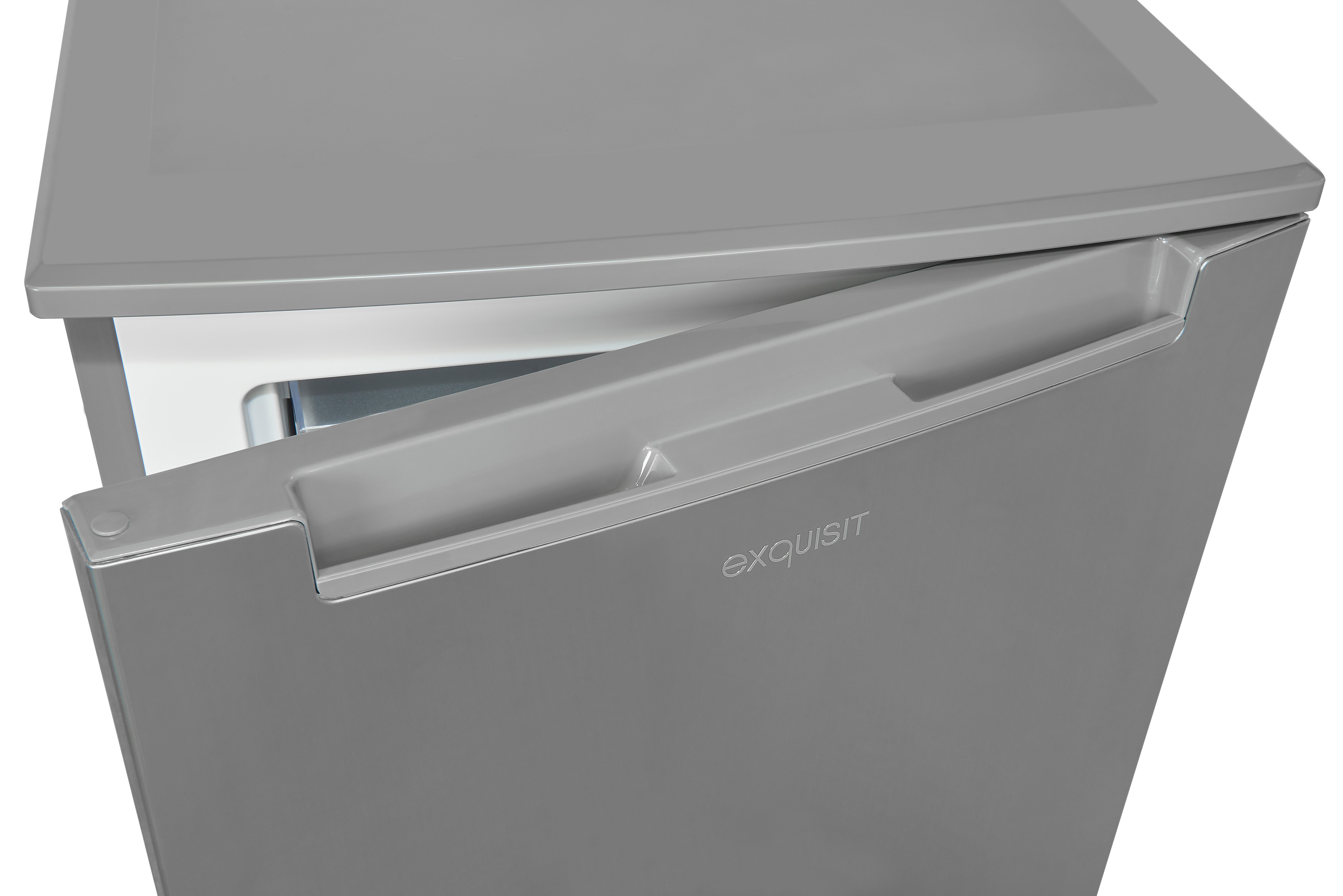 Un refrigerador plateado con la puerta ligeramente abierta, revelando un interior blanco.