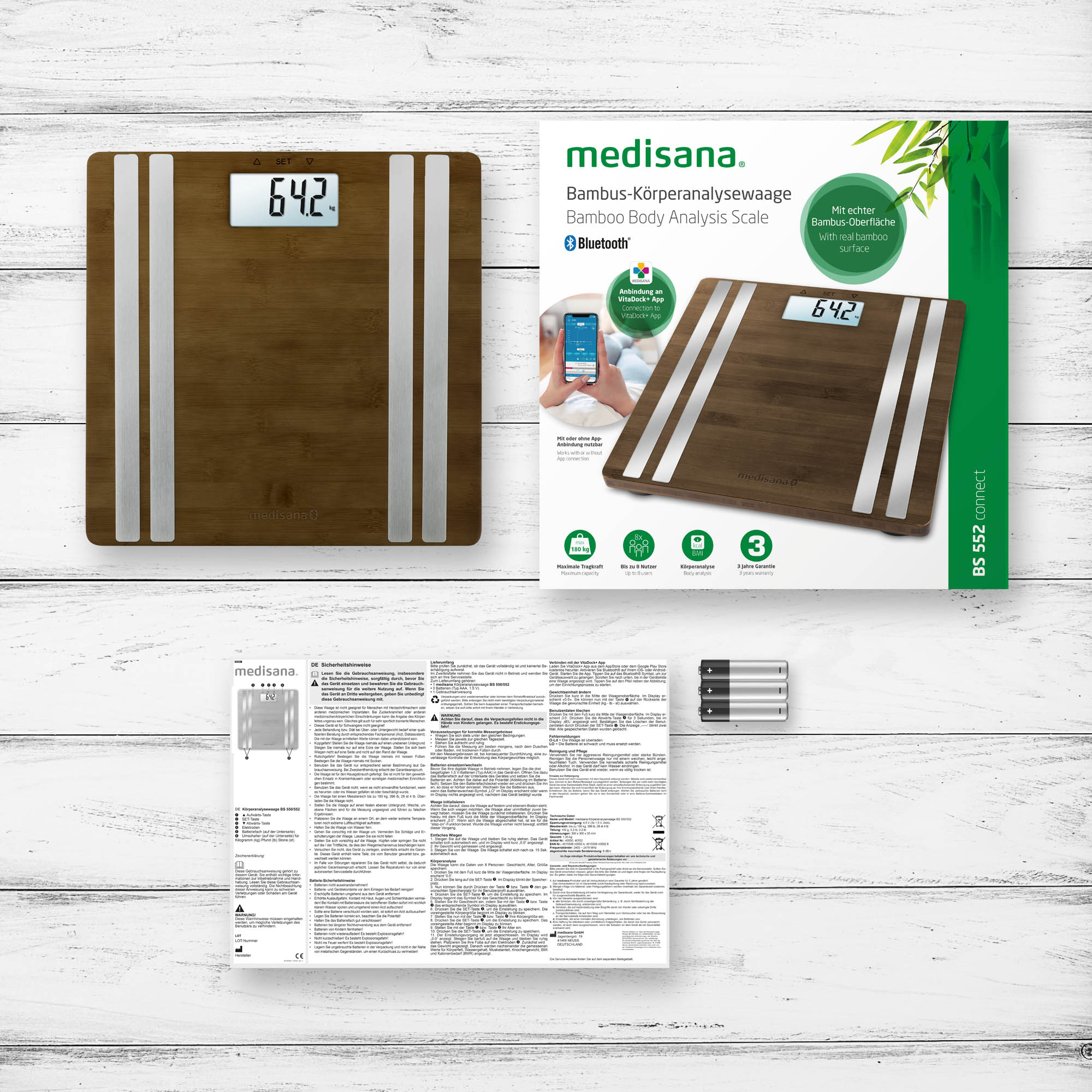 Cyfrowa waga łazienkowa, w stylu bambusowym, z otwartym pudełkiem i bateriami. Pokazuje wagę: 64.2.
