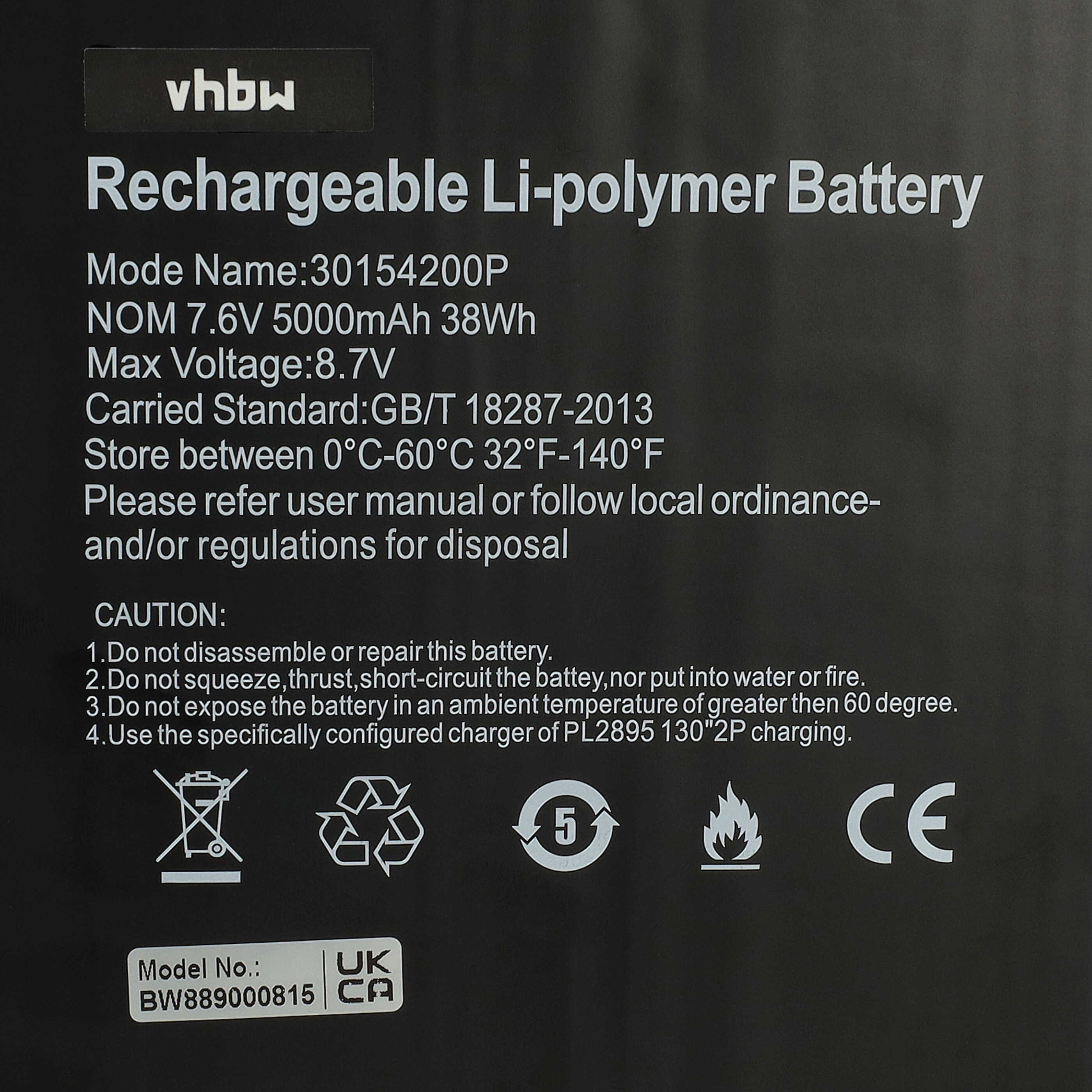 Ein schwarzes Batterieetikett mit Text und Symbolen vor schwarzem Hintergrund.