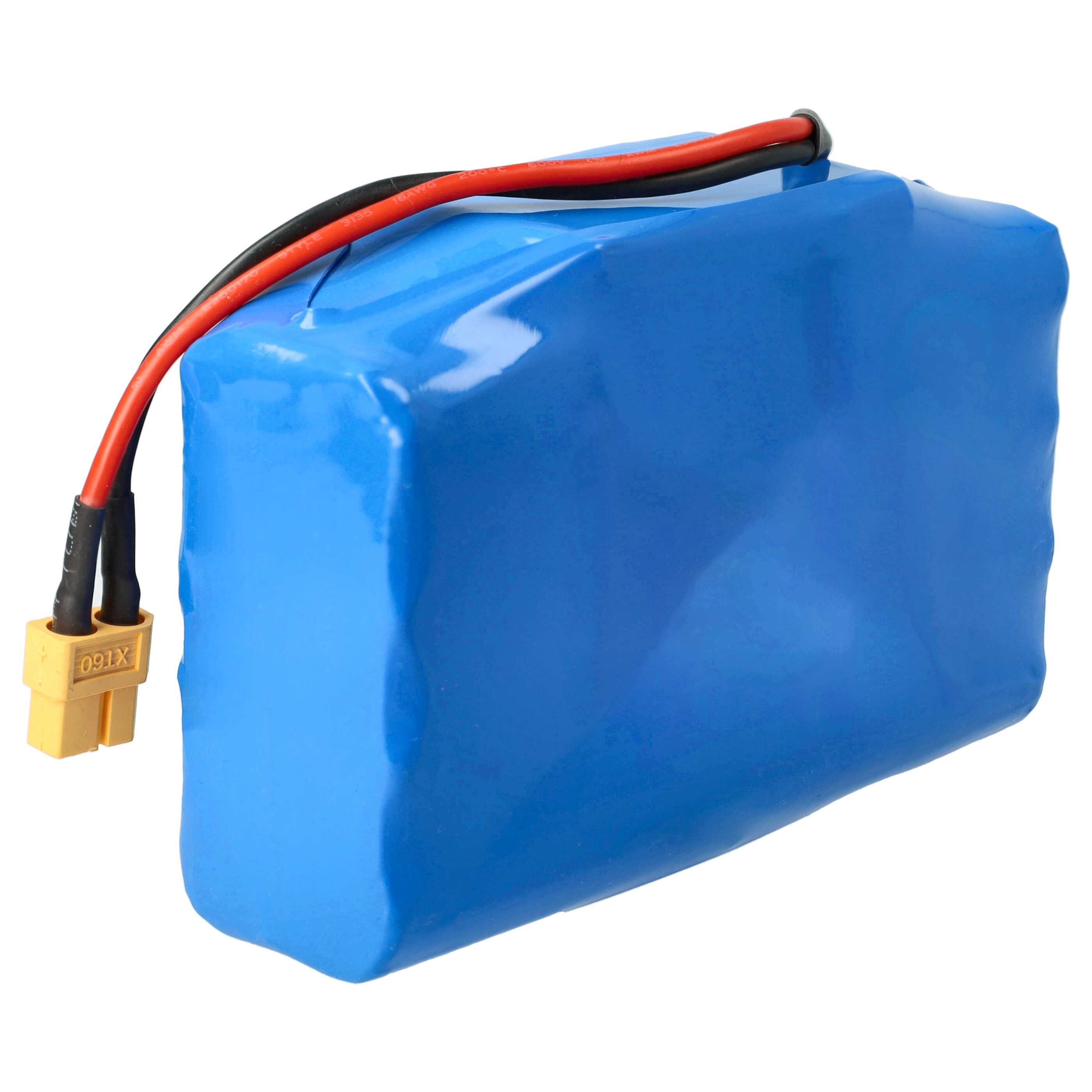 Blaue Batterie mit schwarzen und roten Drähten und einem gelben Stecker. Weißer Hintergrund.