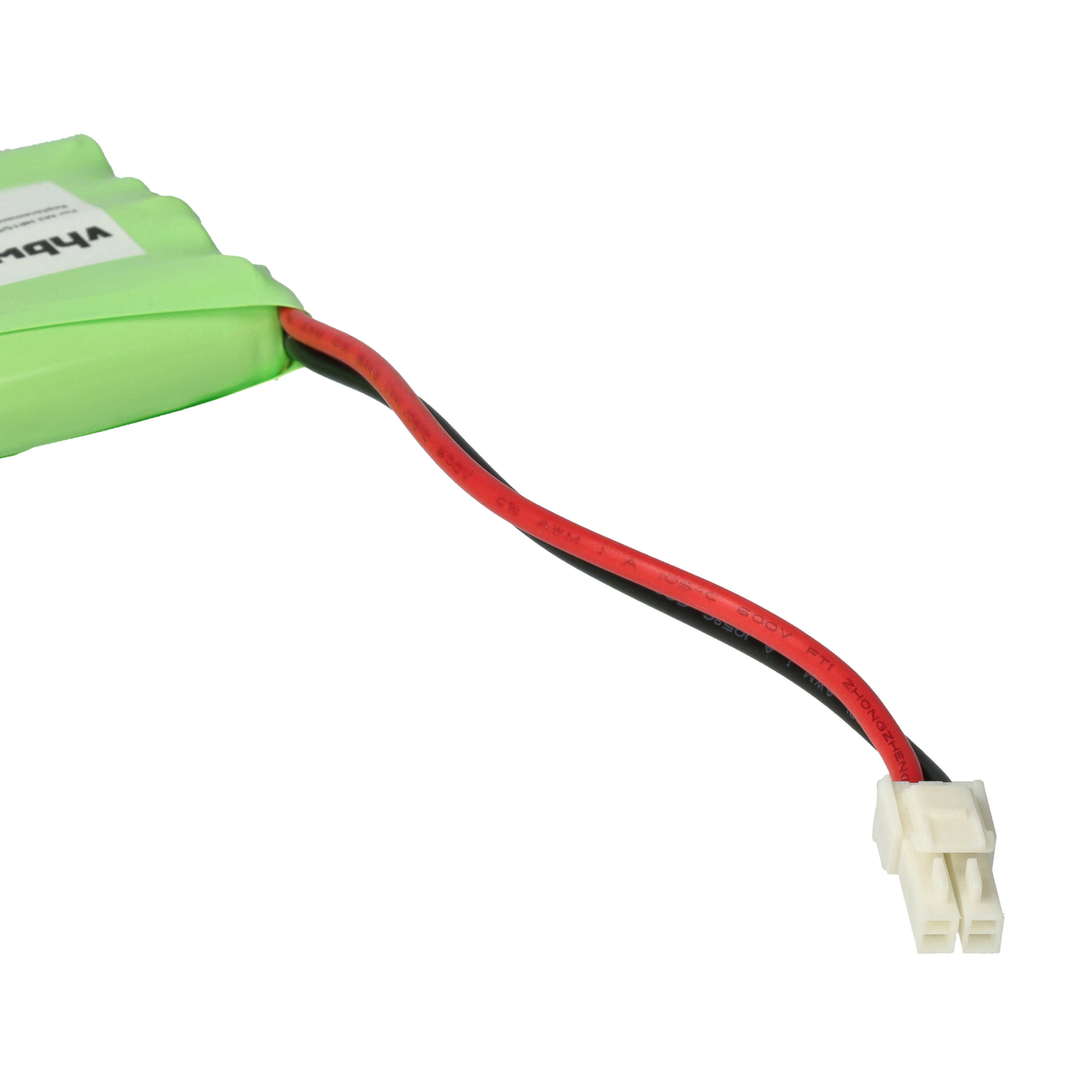 Eine grüne Batterie, verbunden mit roten und schwarzen Drähten, die in einem weißen Stecker enden.