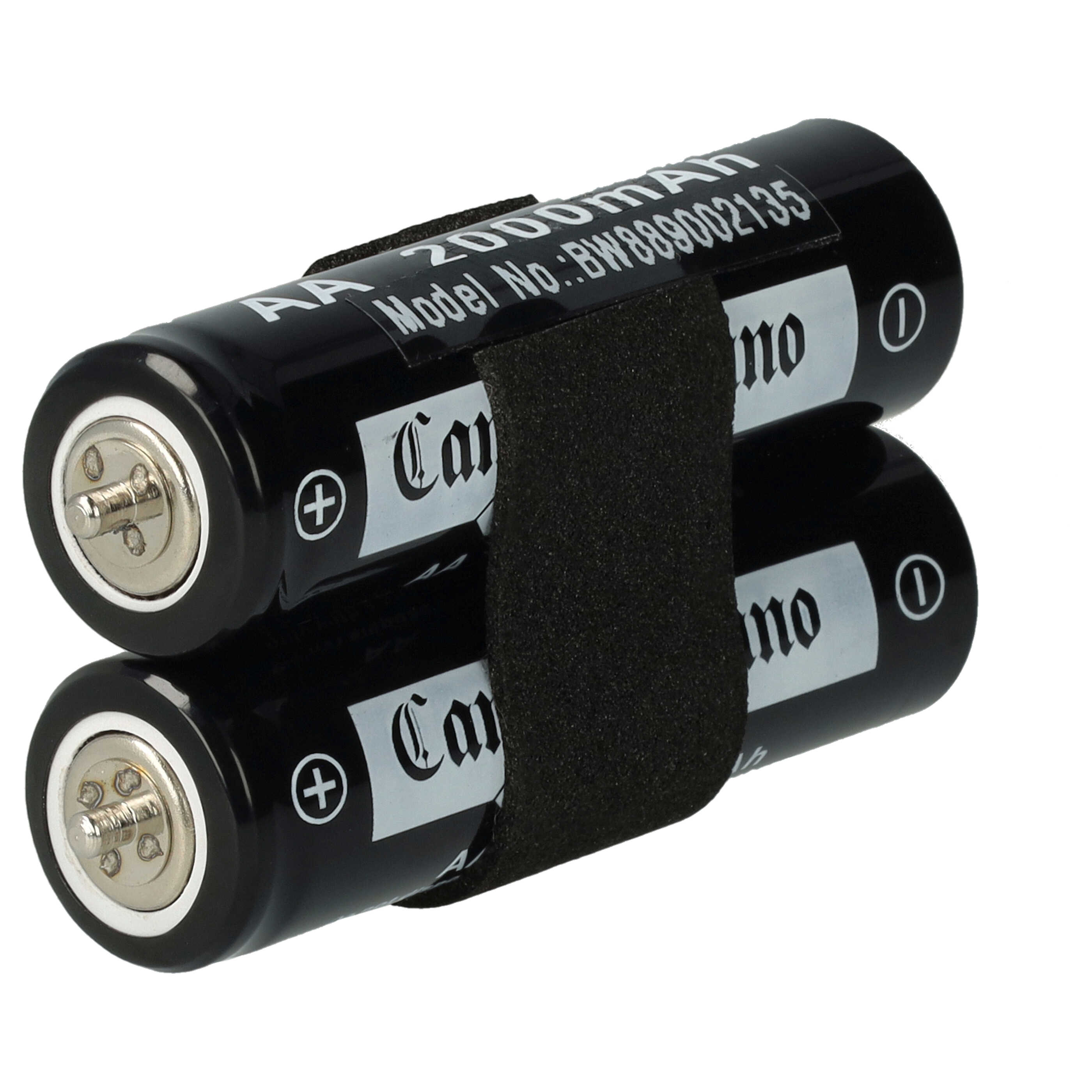 Zwei schwarze AA-Batterien, die zusammengehalten werden. Sie haben Etiketten und ein schwarzes Band. Weißer Hintergrund.