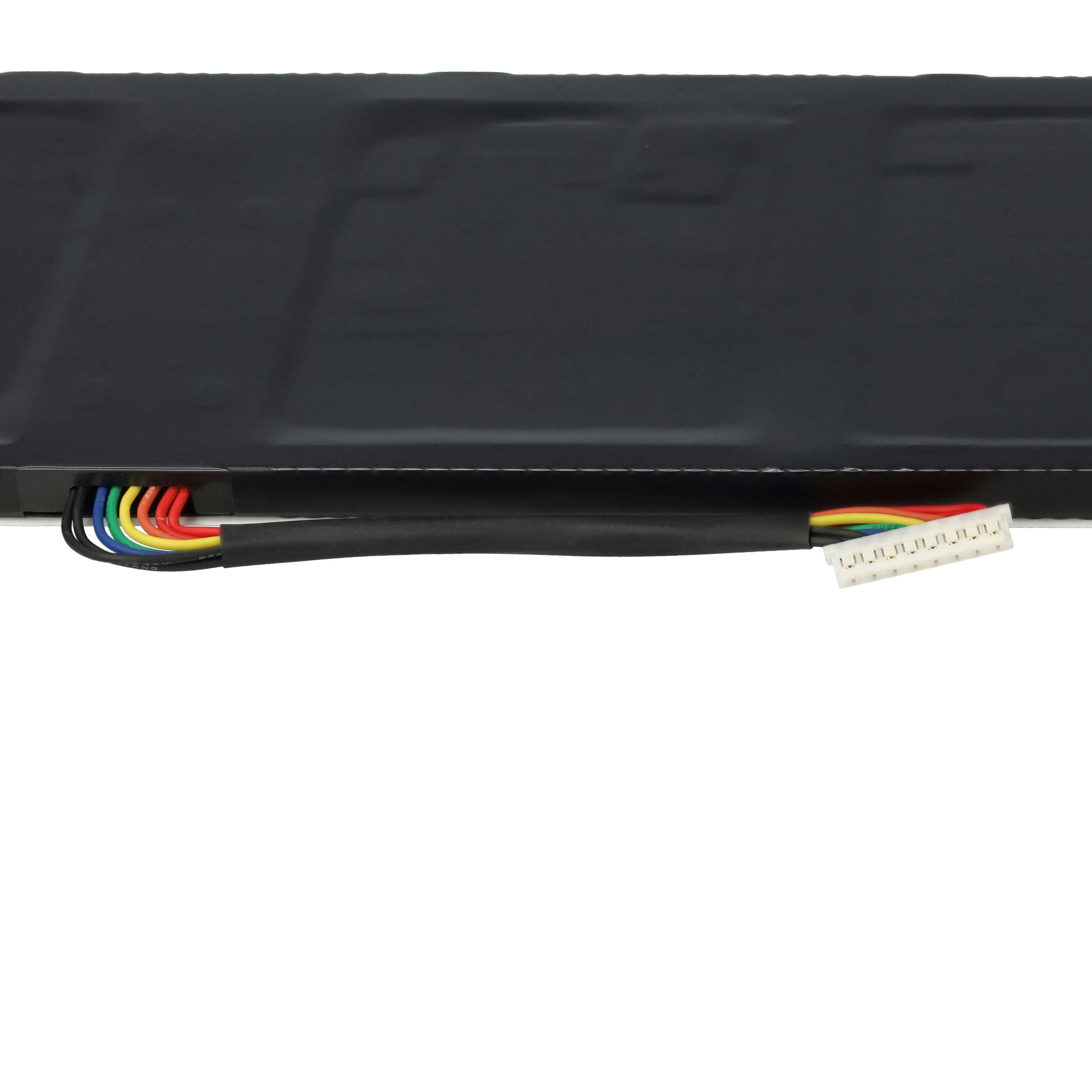 Nahaufnahme eines schwarzen Laptop-Akkus mit mehrfarbigen Drähten und einem weißen Stecker. Weißer Hintergrund.