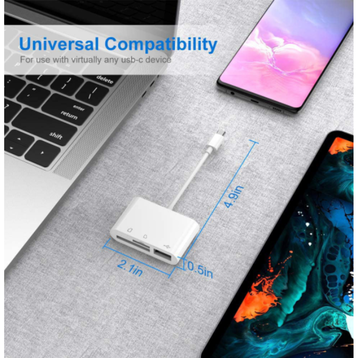Ein weißer Adapter mit USB-C-Anschluss, ein Tablet und ein Laptop auf einer hellgrauen strukturierten Oberfläche.
