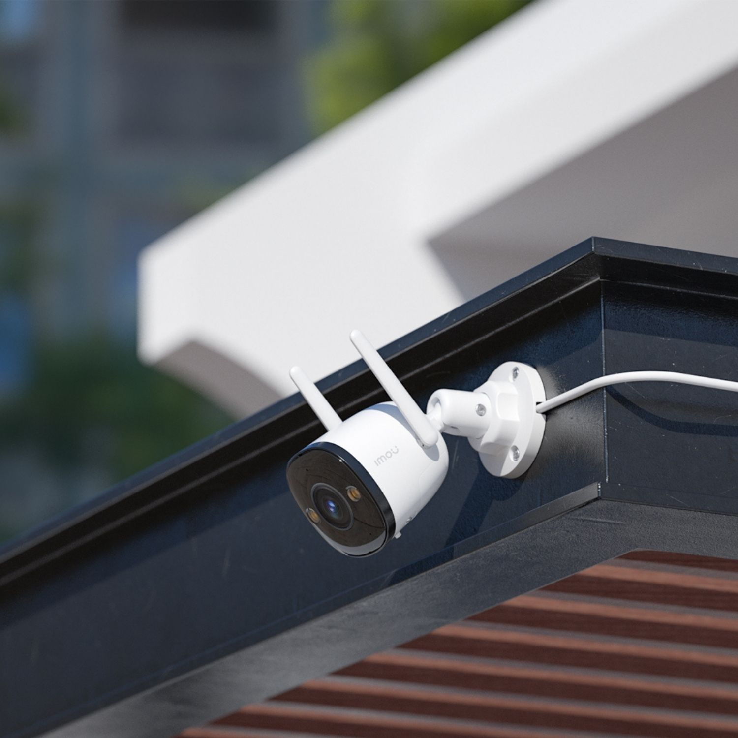 Biała kamera bezpieczeństwa zamontowana na czarnej konstrukcji, z rozmytym tłem.