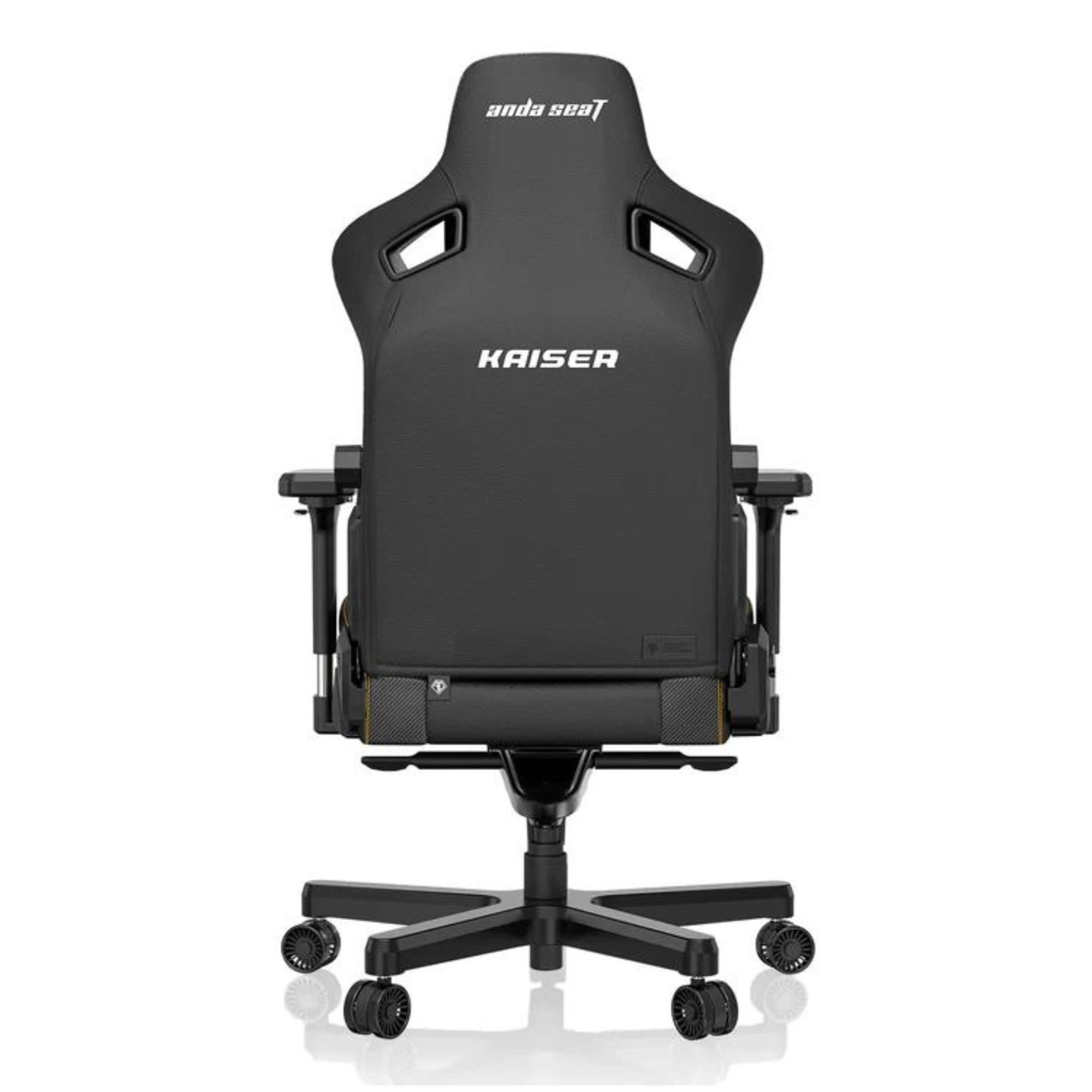 Zwarte gamingstoel met 'ANDA SEAT' en 'KAISER'. Heeft een zwarte basis met wielen.