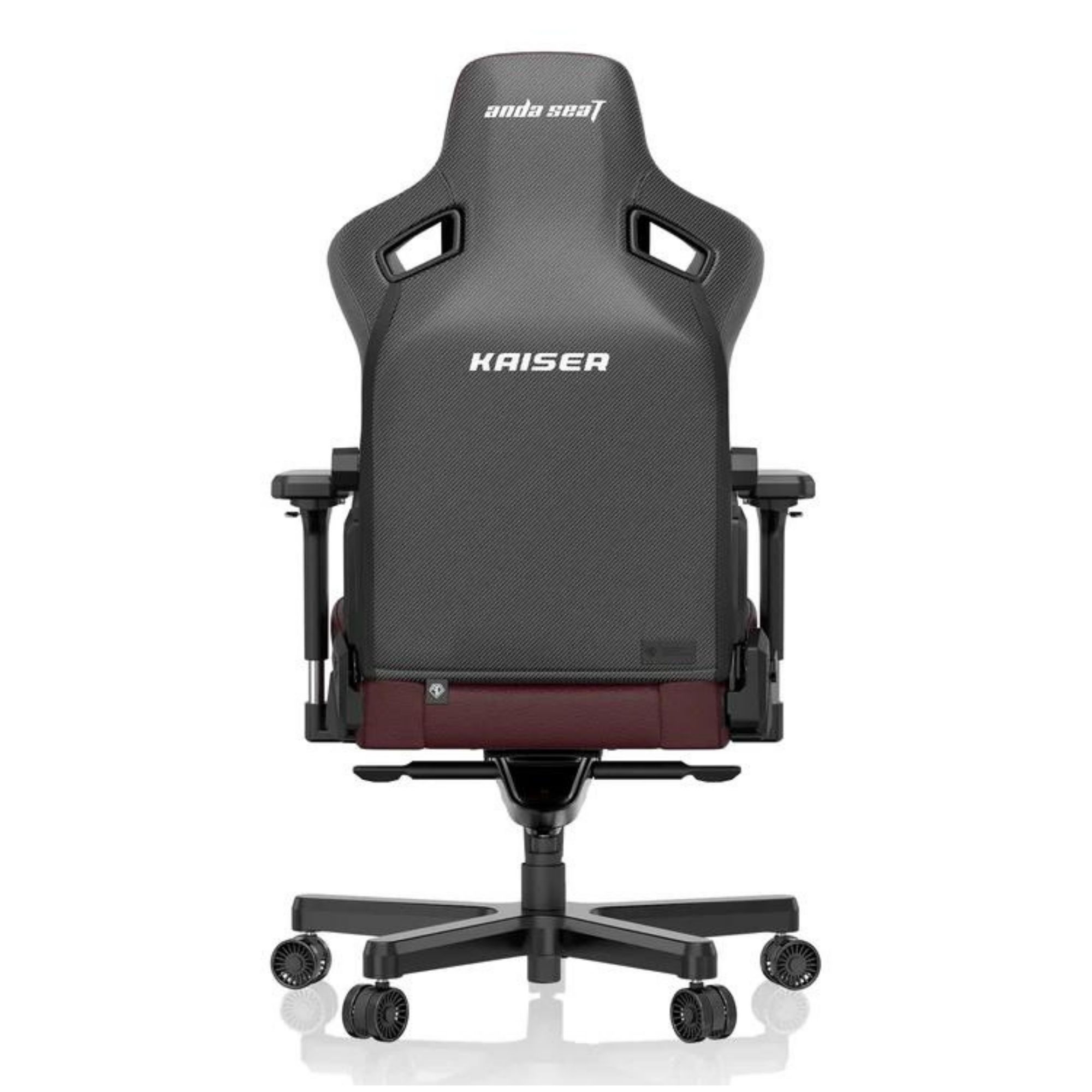 Ein schwarz-roter Gaming-Stuhl mit dem Wort KAISER auf der Rückseite.