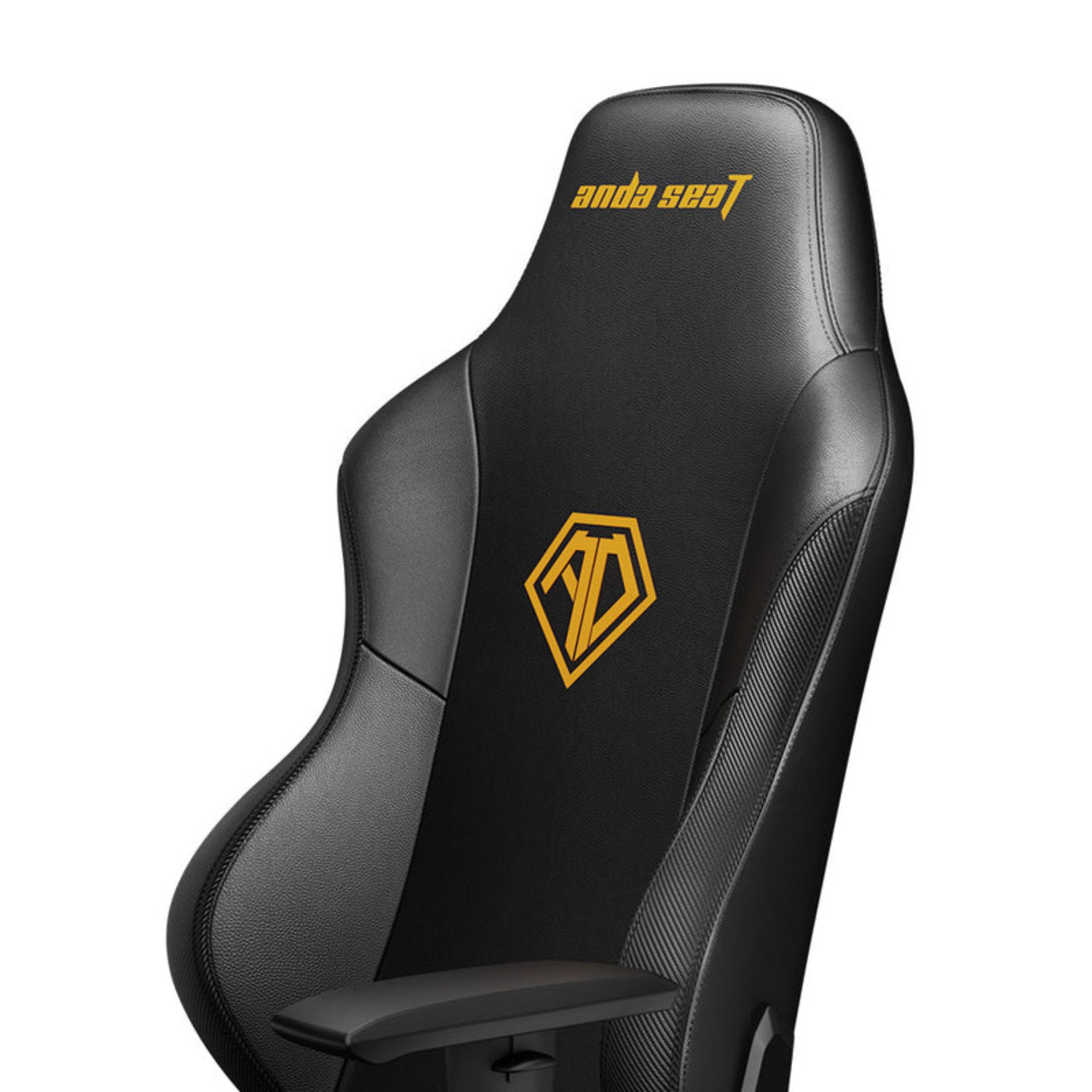 Chaise gaming noire et grise, avec logo et détails dorés Anda Seat. Gros plan.