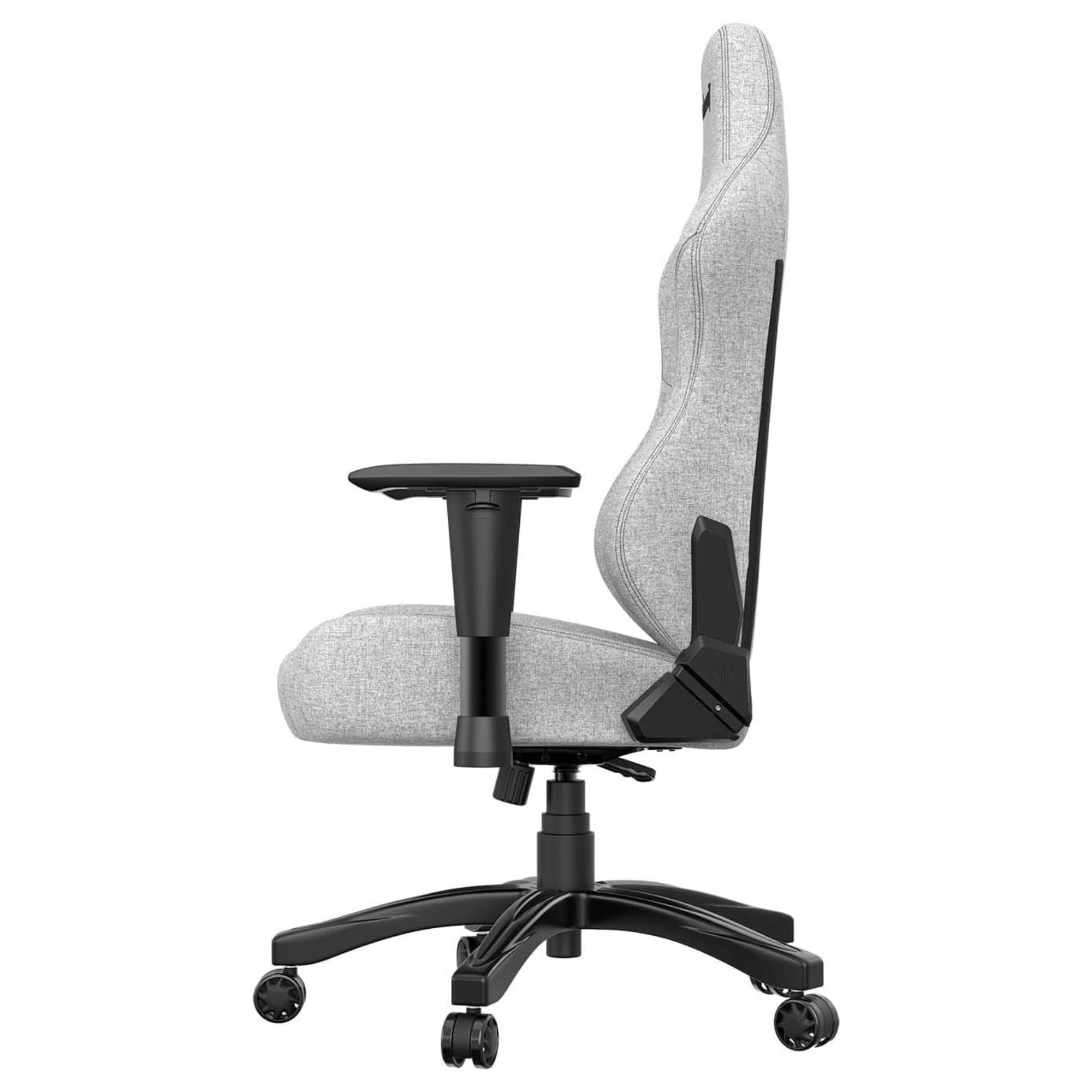 Une chaise de jeu grise et noire vue de côté. Elle a des accoudoirs et un dossier haut.