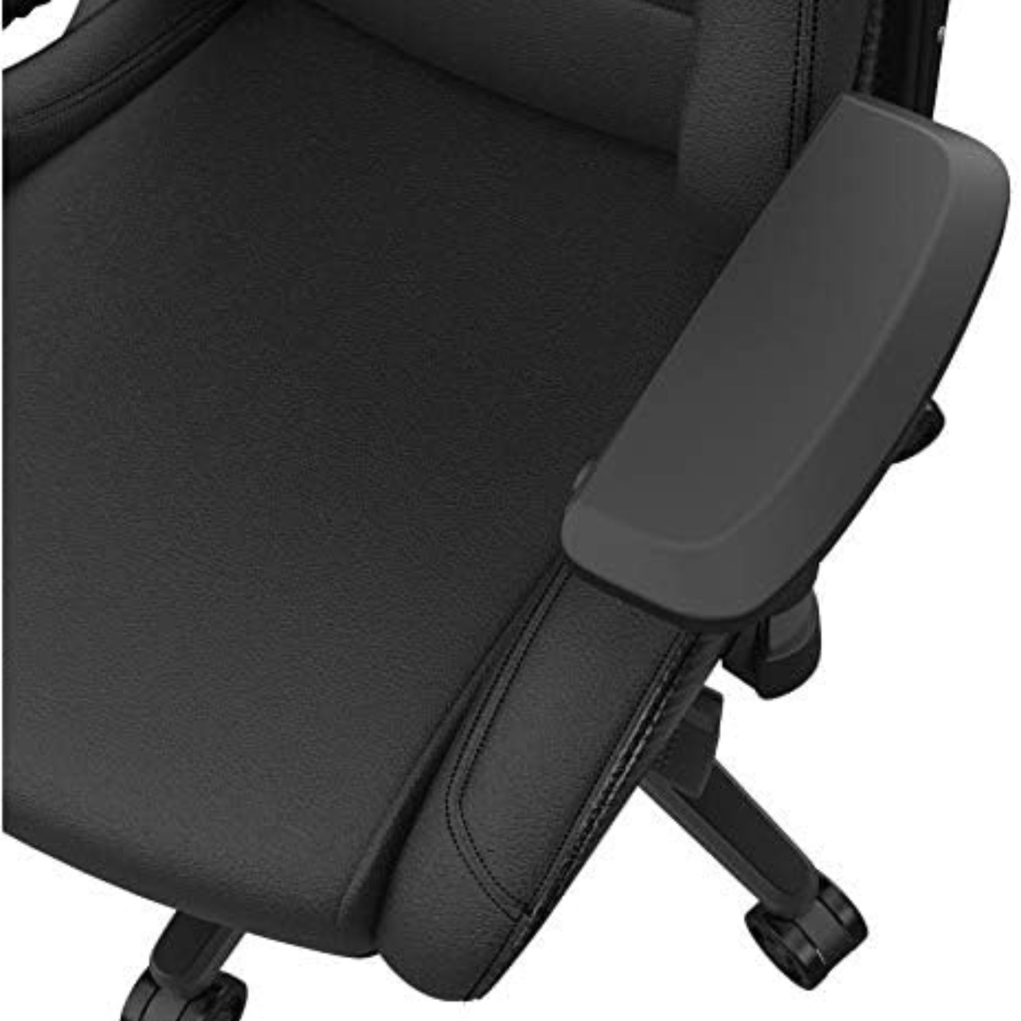 Nahaufnahme eines schwarzen Gaming-Stuhls. Die Armlehne des Stuhls ist sichtbar. Der Sitz hat ein gestepptes Design.