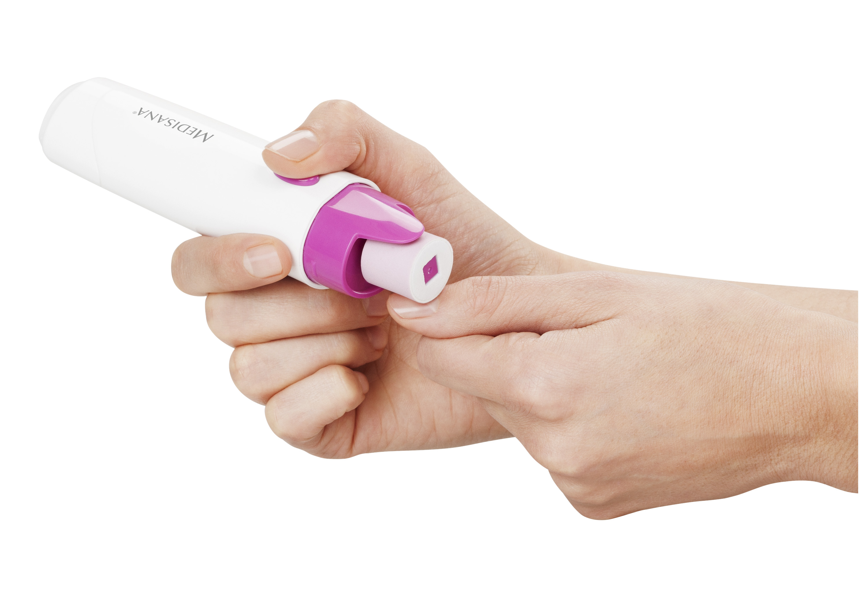 Person benutzt ein weiß-rosa Nagelpflegegerät an einem Fingernagel.