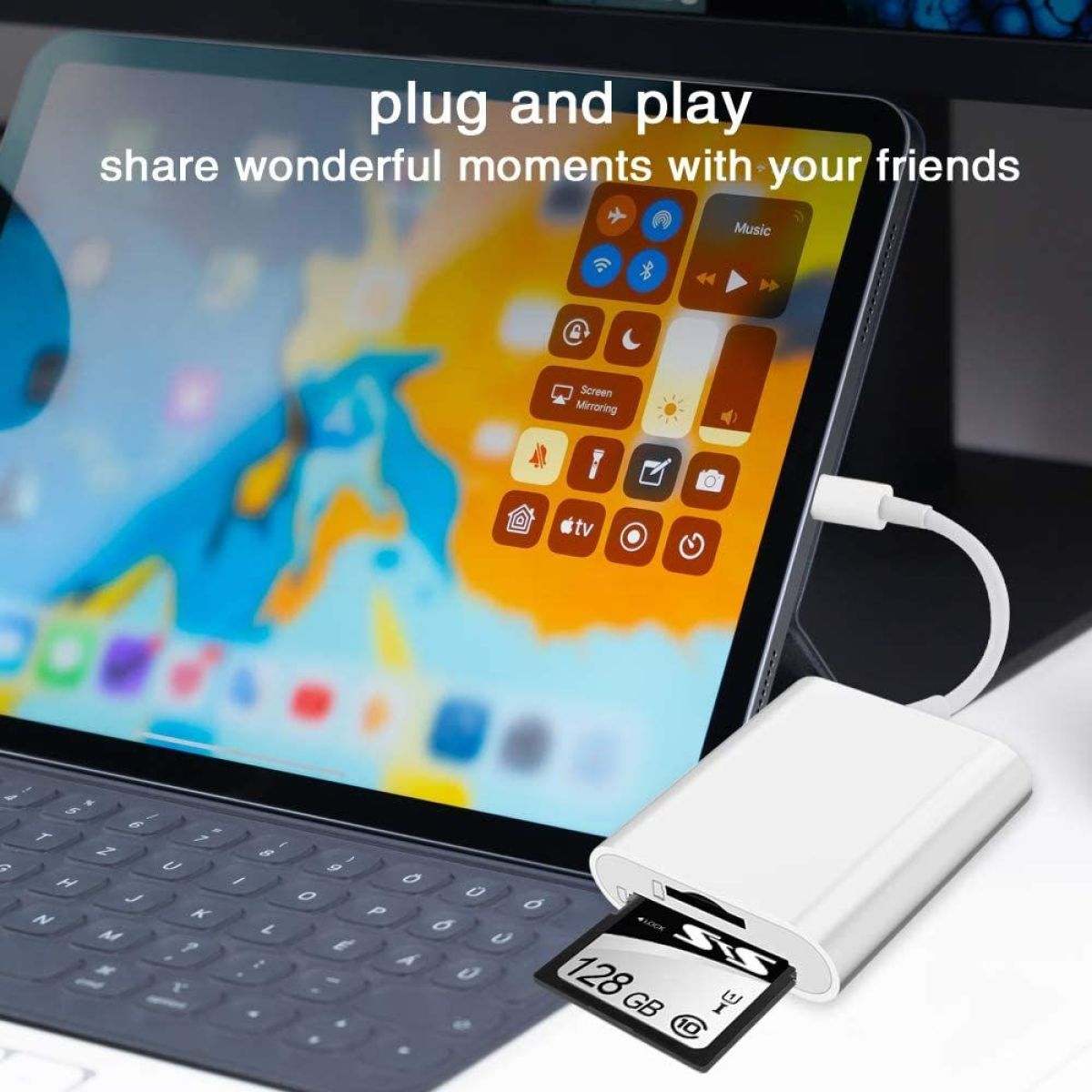 Tablet mit SD-Kartenleser verbunden. Text: Plug and Play, teile wunderbare Momente.