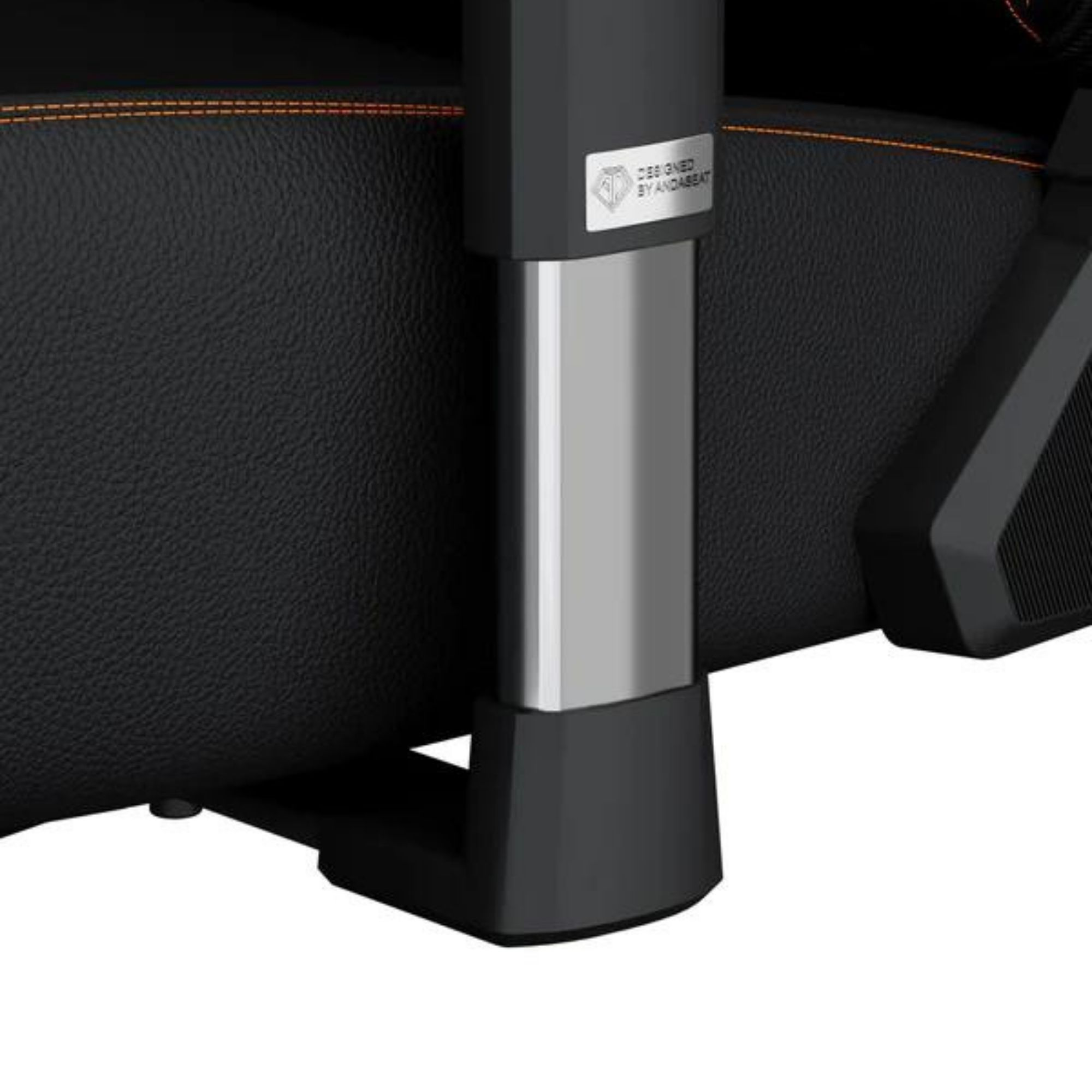 Nahaufnahme eines Gaming-Stuhlbeins. Das Bein ist schwarz mit einem metallisch-silbernen Akzent und Logo.