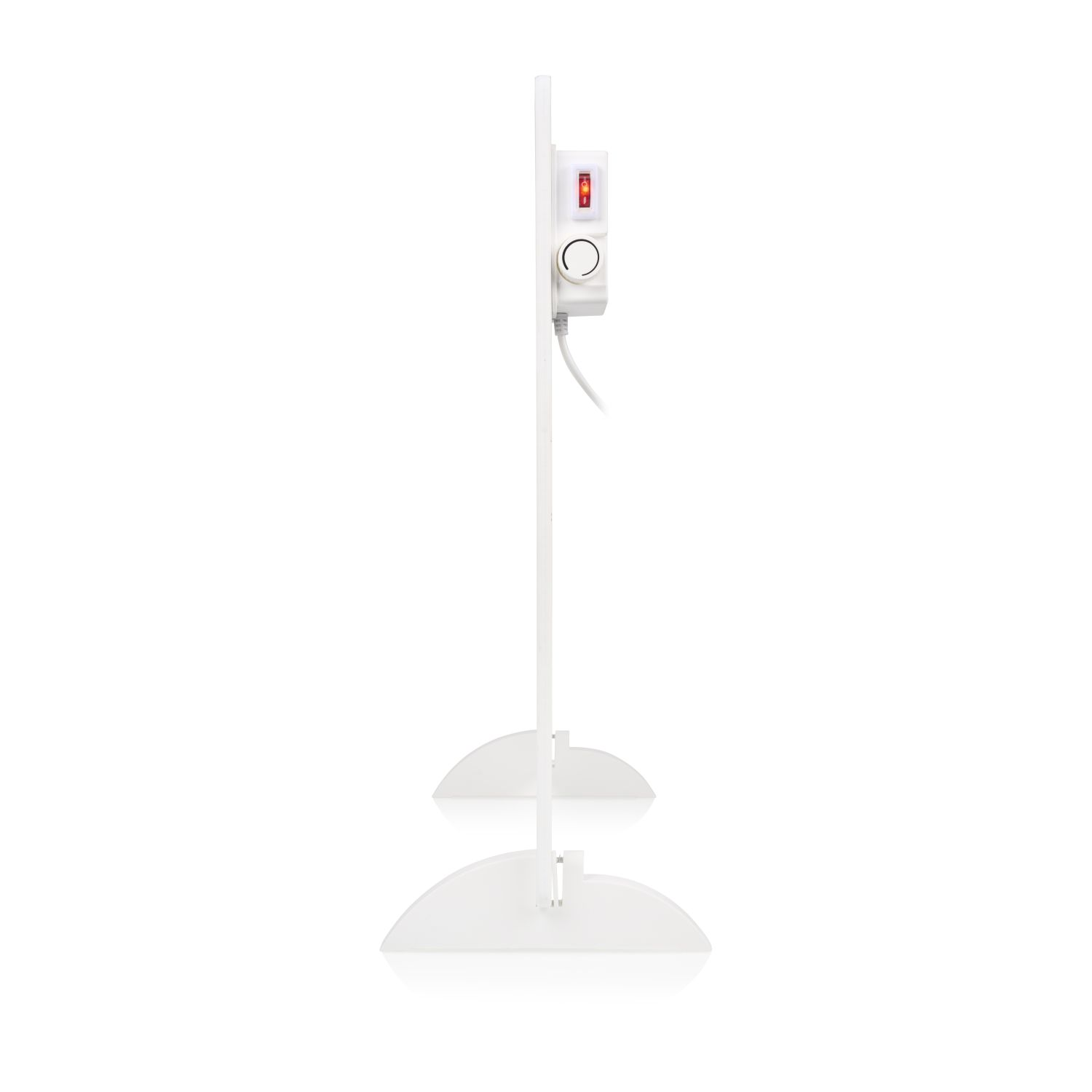 Witte elektrische radiator. Hij heeft een aan/uit-knop, een draaiknop en een witte kabel.