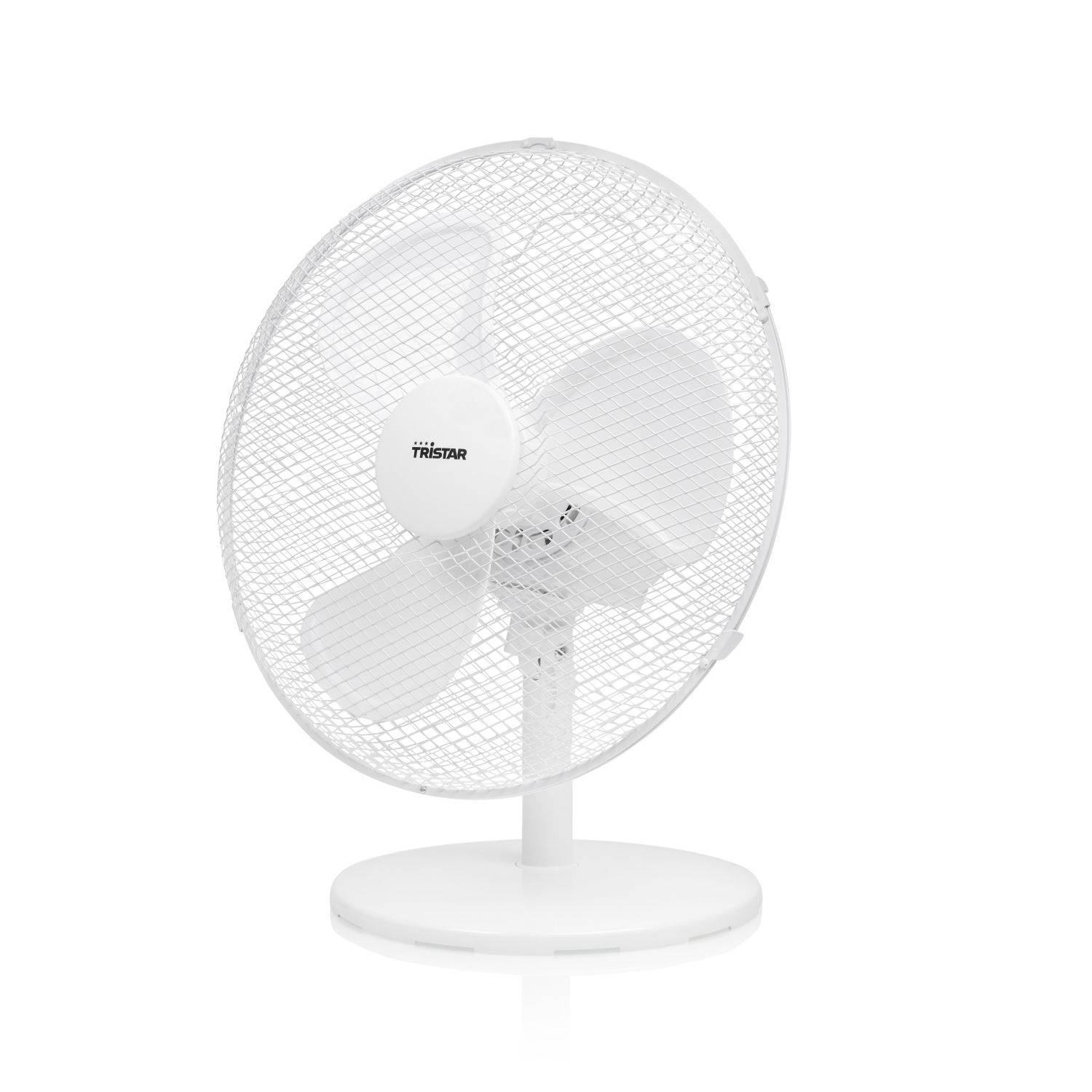 Biały wentylator Tristar z osłoną i łopatkami, stojący na białej podstawie, na białym tle.
