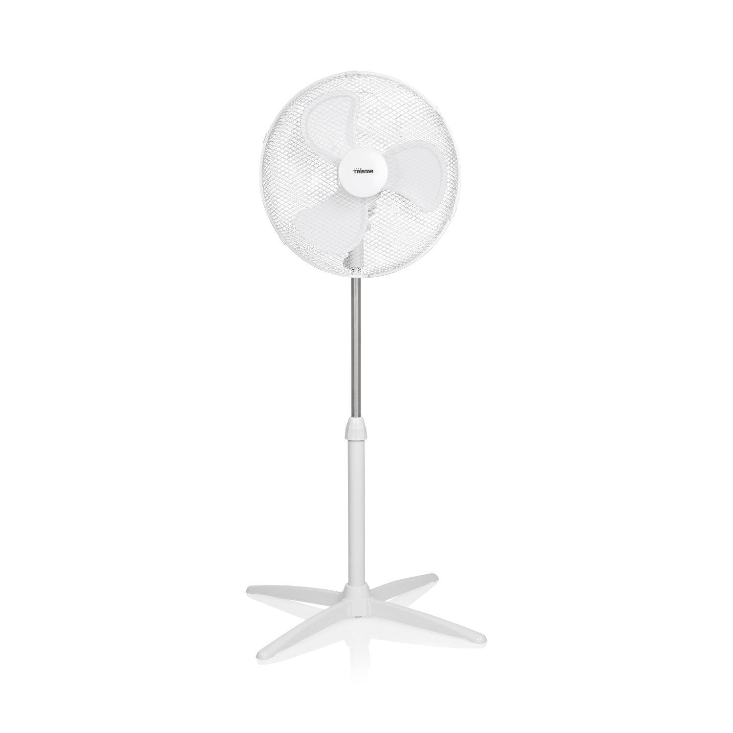 Biały wentylator stojący, z białymi łopatkami i białą podstawą, odizolowany na białym tle.