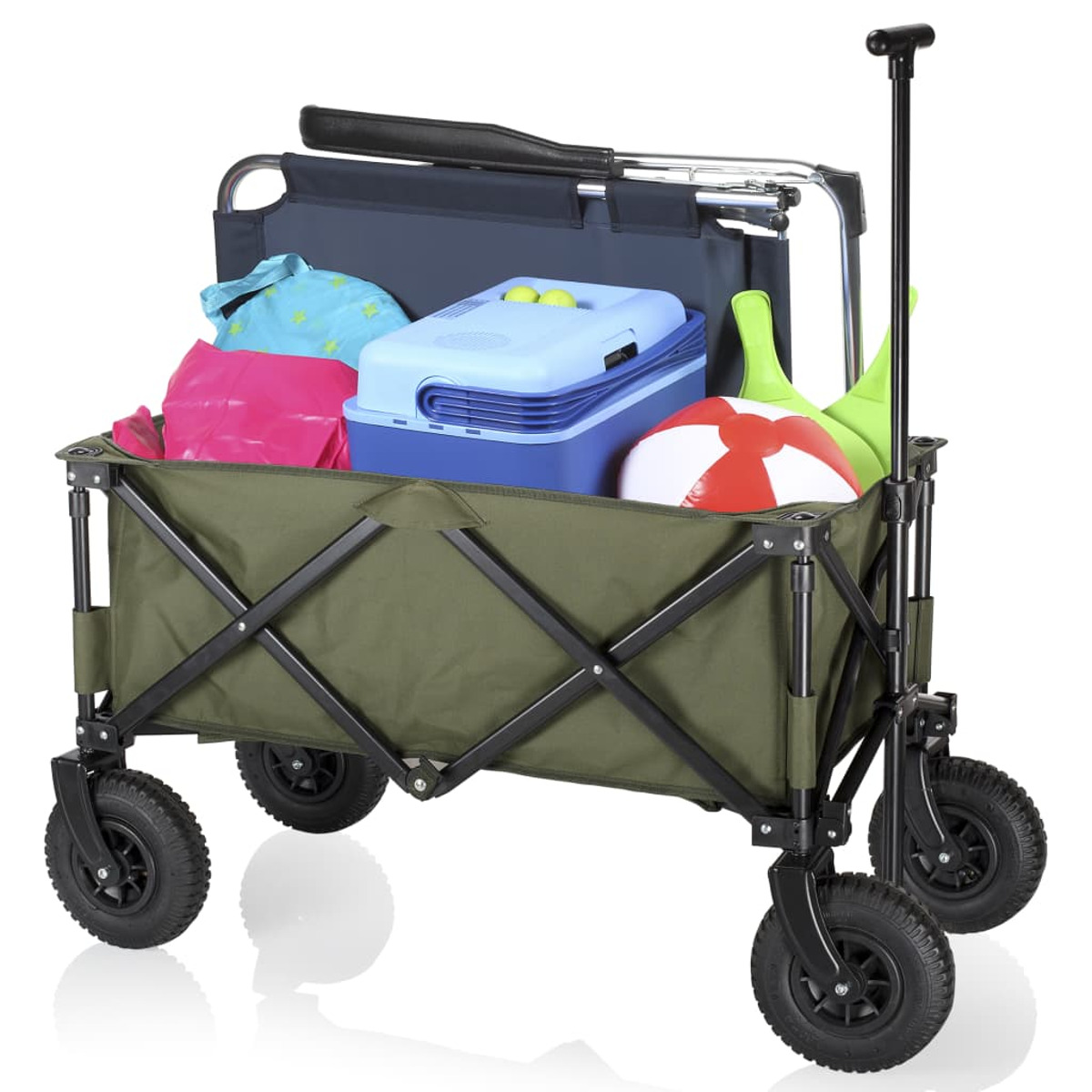 Carrello verde riempito con oggetti da spiaggia come un frigorifero, palla e borse.