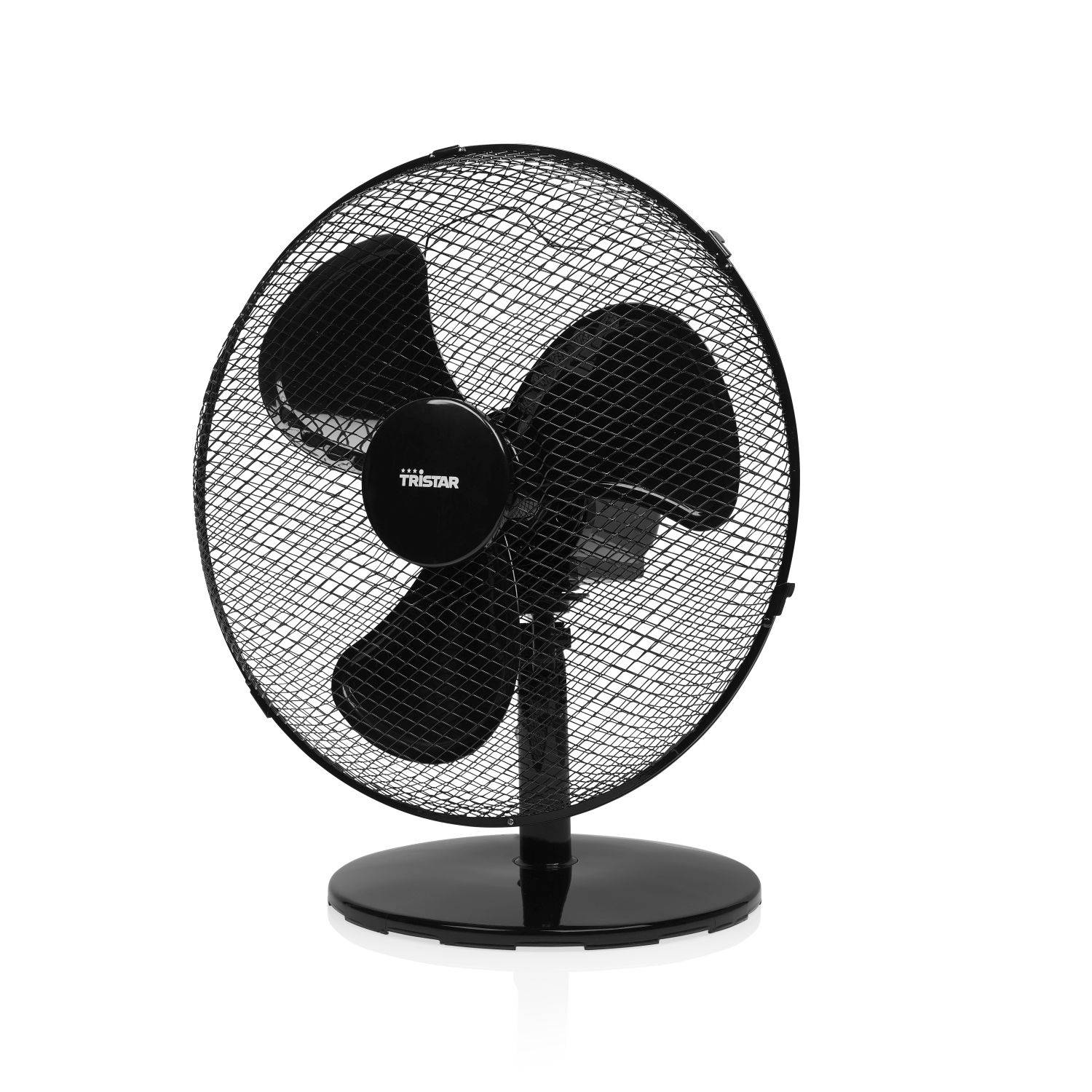 Czarny wentylator elektryczny z trzema łopatkami w siatce, na białym tle.