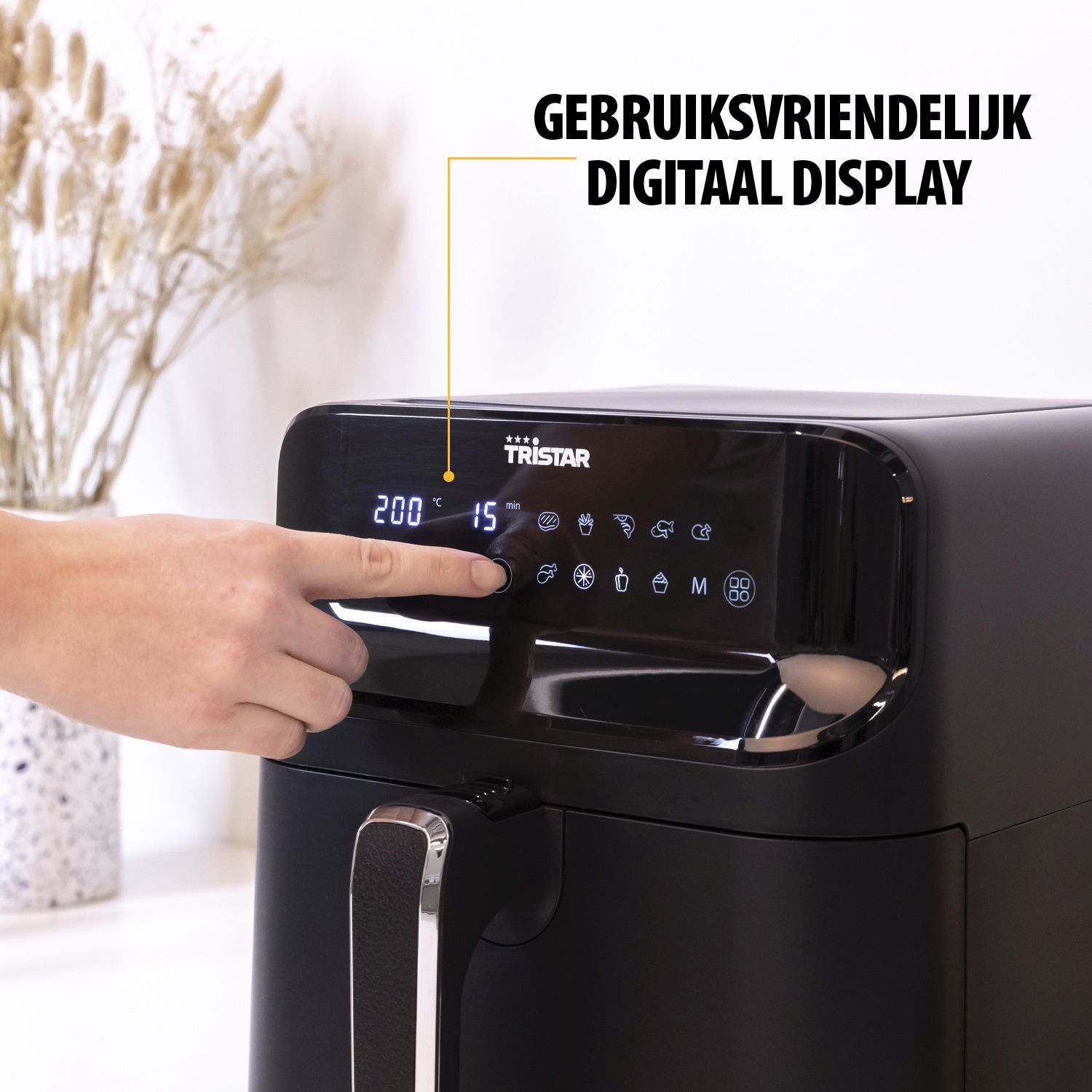 Czarna frytkownica powietrzna z cyfrowym wyświetlaczem i dłonią naciskającą przycisk.