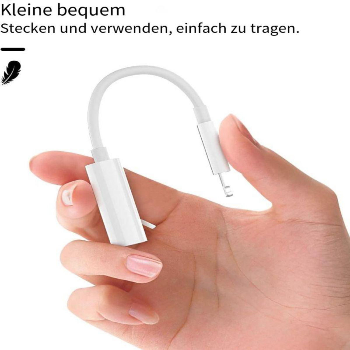 Hand, die ein weißes Adapterkabel hält, weißer Hintergrund.