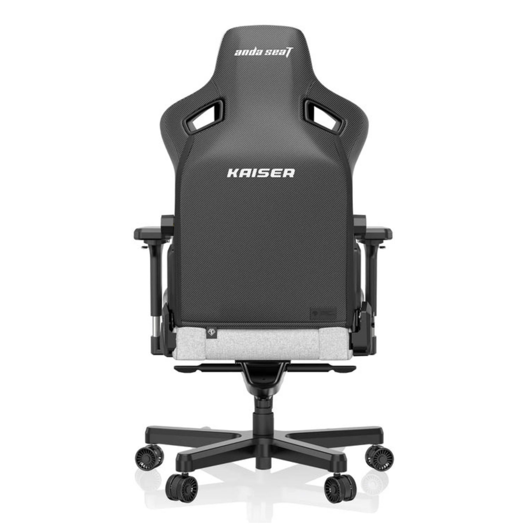 L'arrière d'une chaise gaming Anda Seat noire et grise. La chaise porte le mot KAISER.
