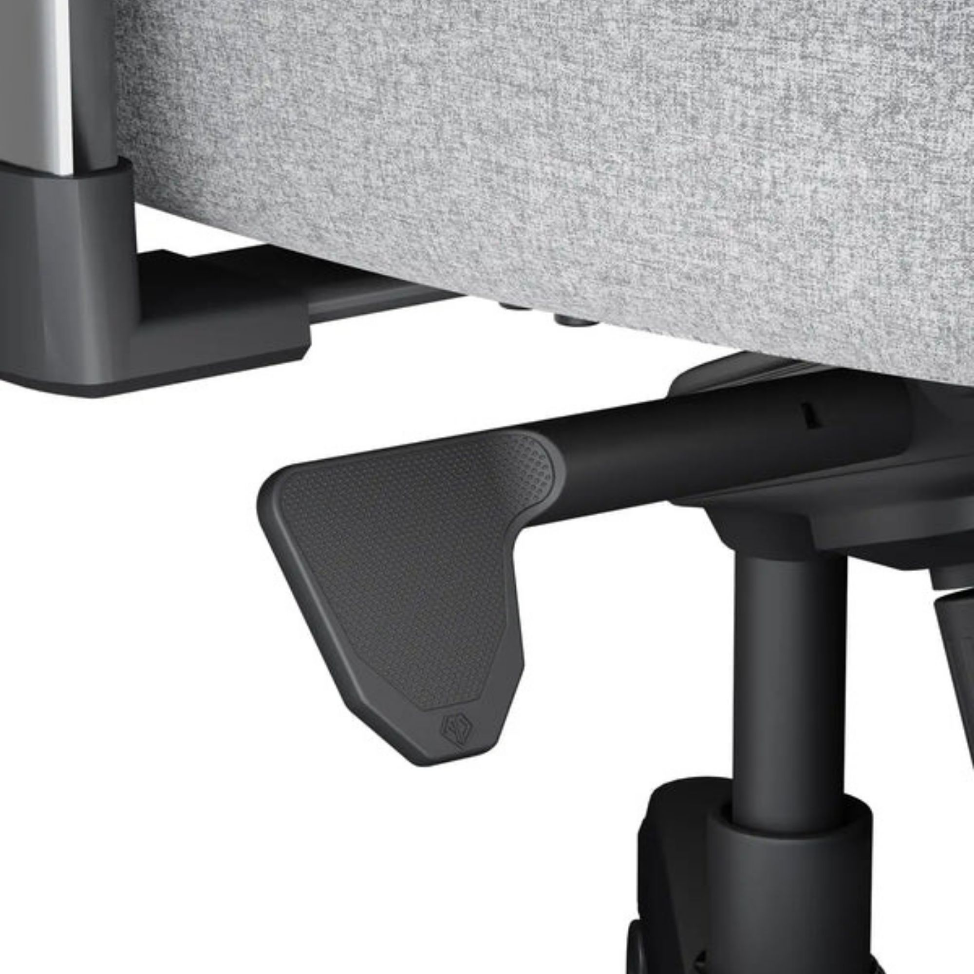 Gros plan sur le mécanisme de réglage d'une chaise noire. Le levier et le support sont mis au point sur du tissu gris.