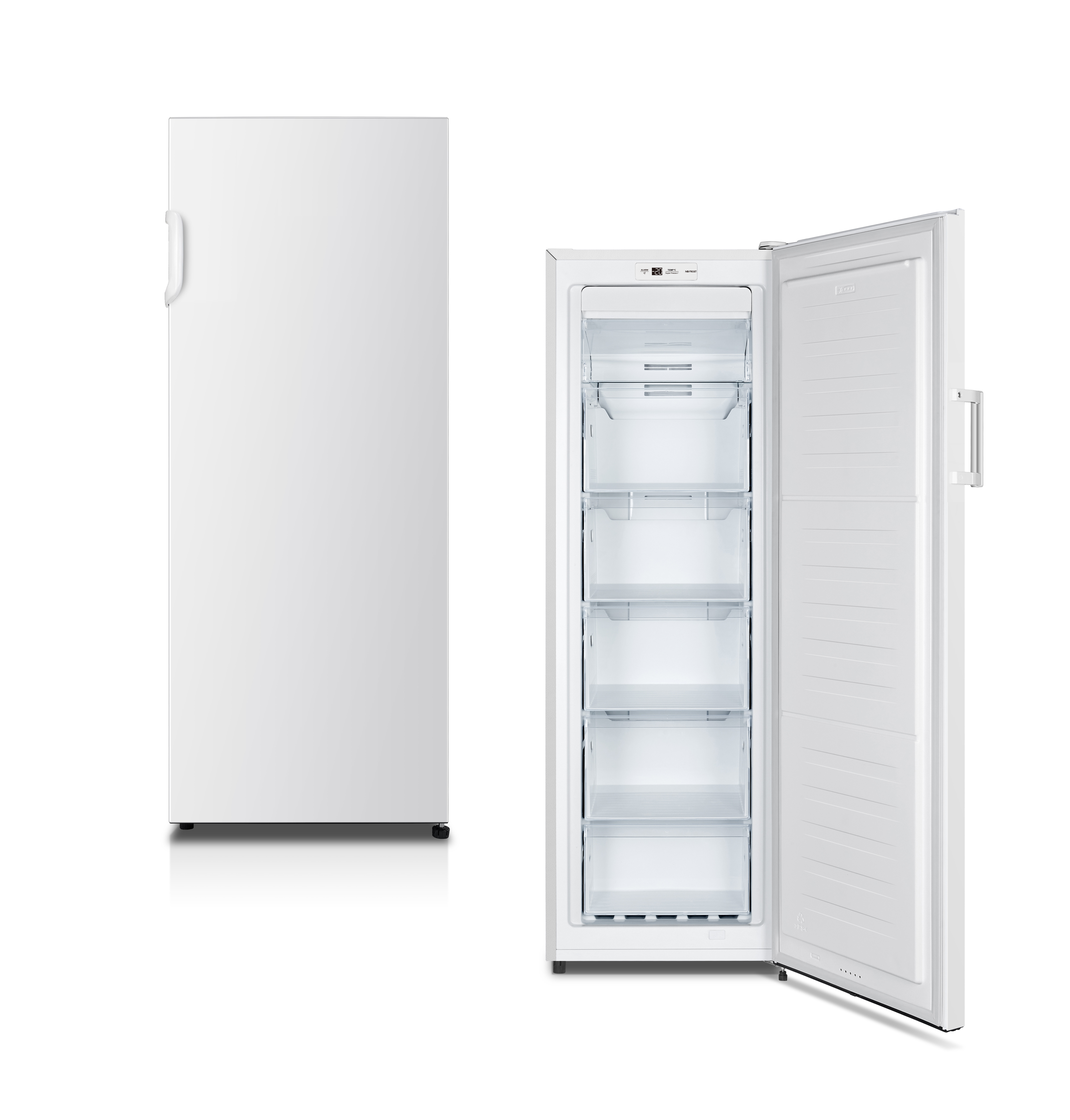 Weißer Kühlschrank mit offener Tür, Regale sichtbar.