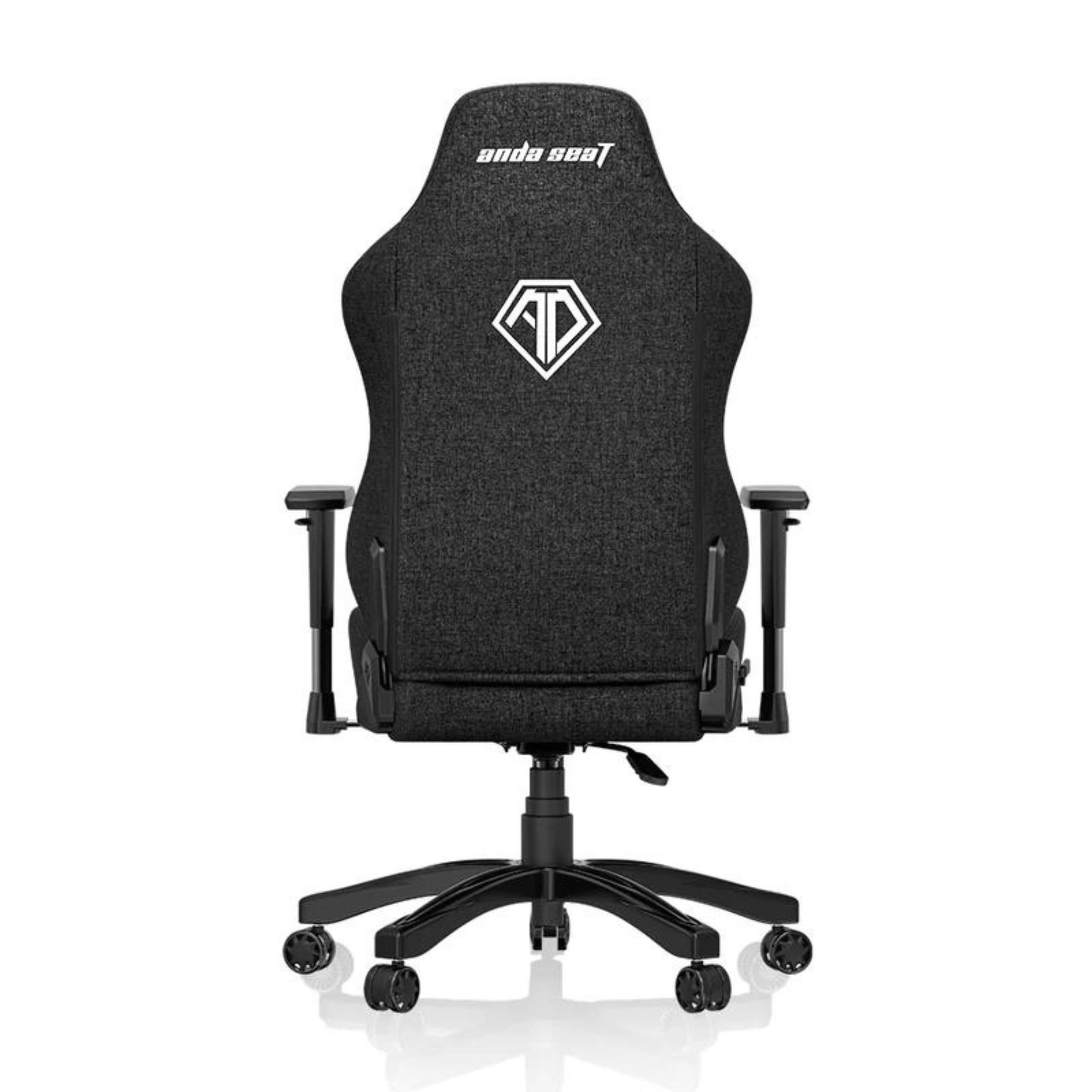 Gaming stoel, achteraanzicht. Zwarte stof, wit logo met diamantvorm. Anda Seat logo bovenaan.