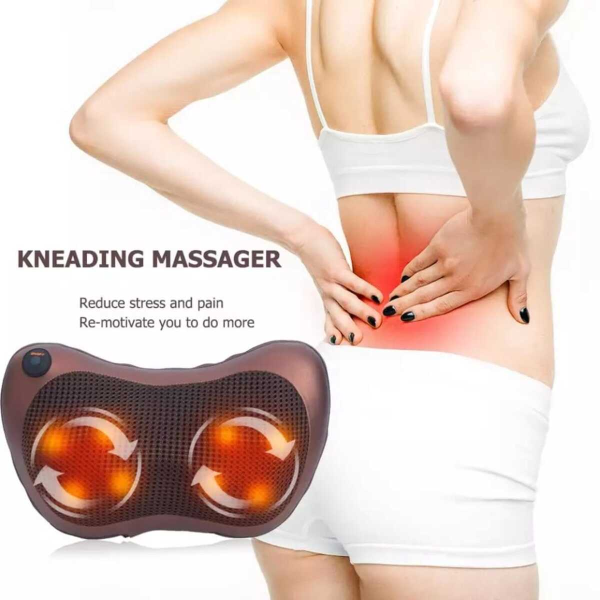Mujer con dolor de espalda usando un masajeador de amasamiento en la zona lumbar.
