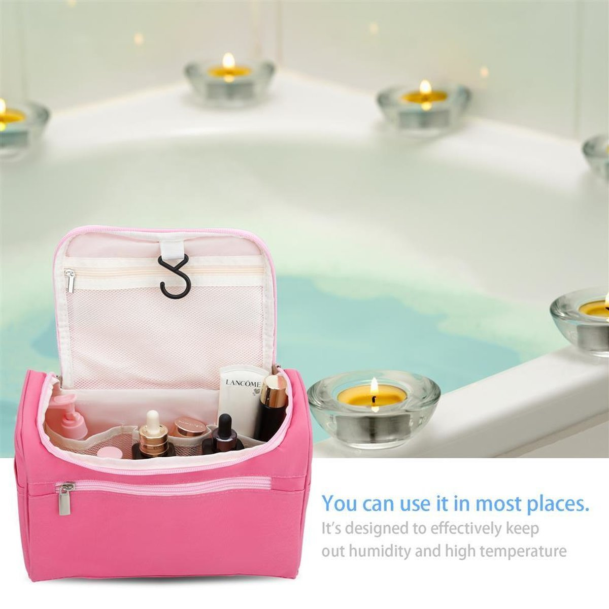Rosa Kosmetiktasche mit offenem Reißverschluss. Im Inneren befinden sich Schönheitsprodukte. Im Hintergrund eine Badewanne mit Kerzen.