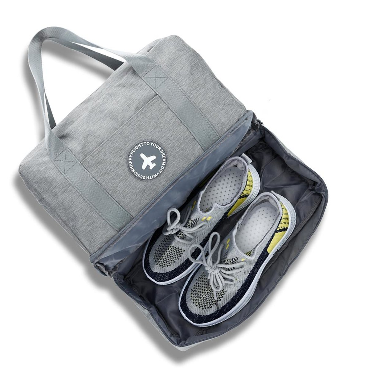 Graue Sporttasche mit Schuhen. Die Tasche hat Griffe und ein Logo. Die Schuhe sind grau und gelb.