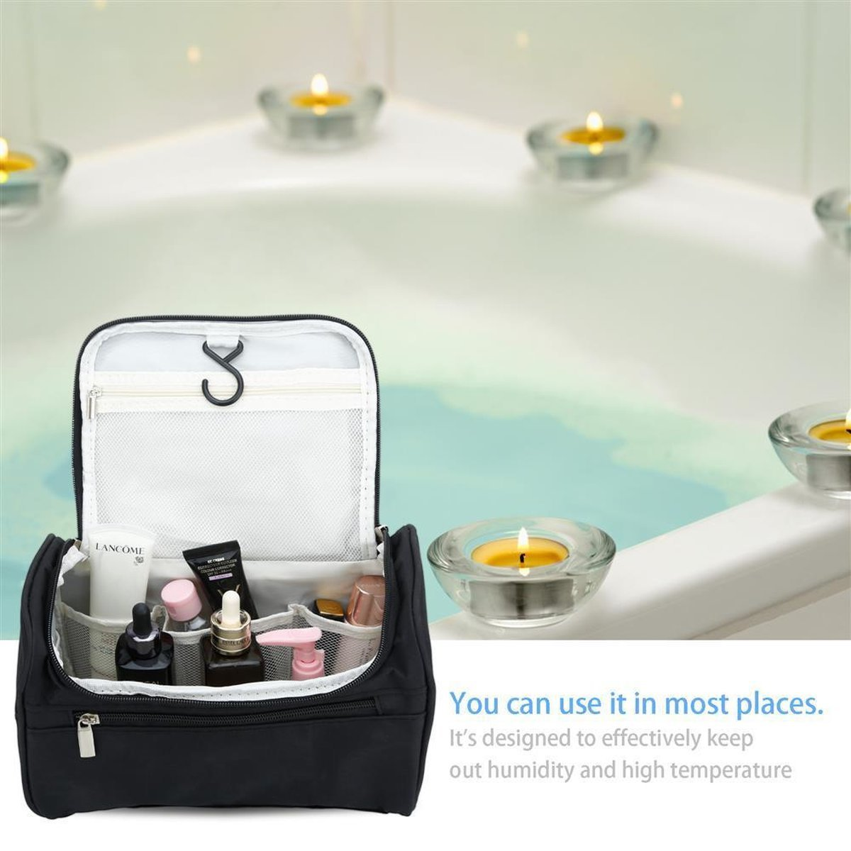 Eine schwarze Kosmetiktasche mit offenem Deckel, gefüllt mit Gegenständen, in der Nähe einer Badewanne mit brennenden Kerzen.