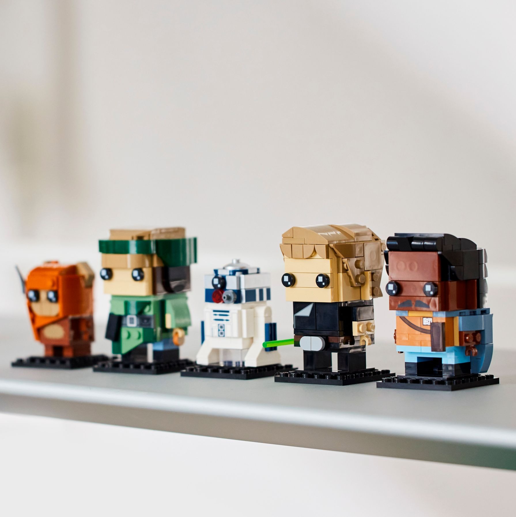 Fünf Lego Star Wars Figuren: Chewbacca, ein Sturmtruppler, R2-D2, Luke und ein Rebell.