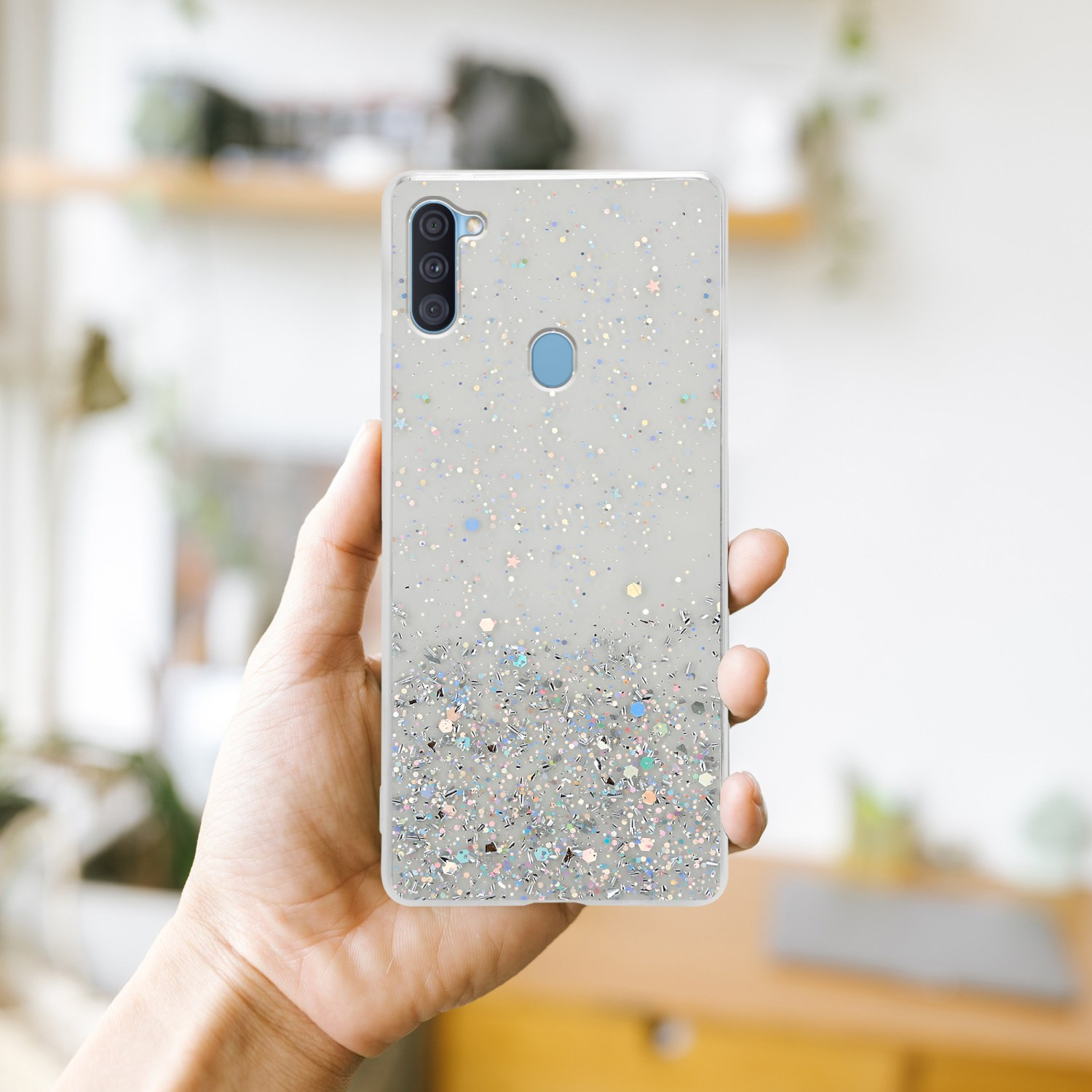 Telefono con custodia glitterata. La custodia è trasparente con glitter multicolore.