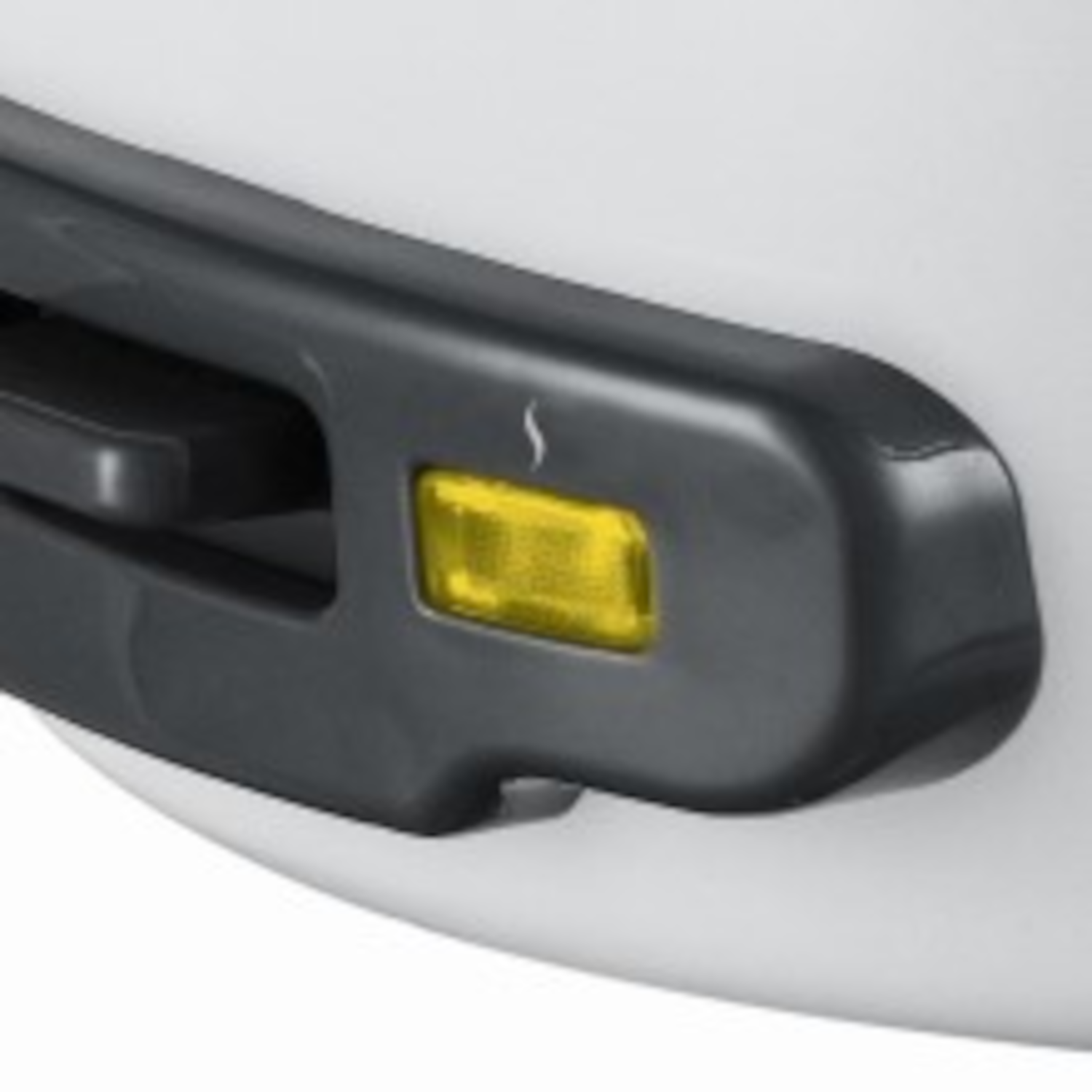 Zbliżenie białego urządzenia z czarnym uchwytem i żółtą lampką kontrolną.