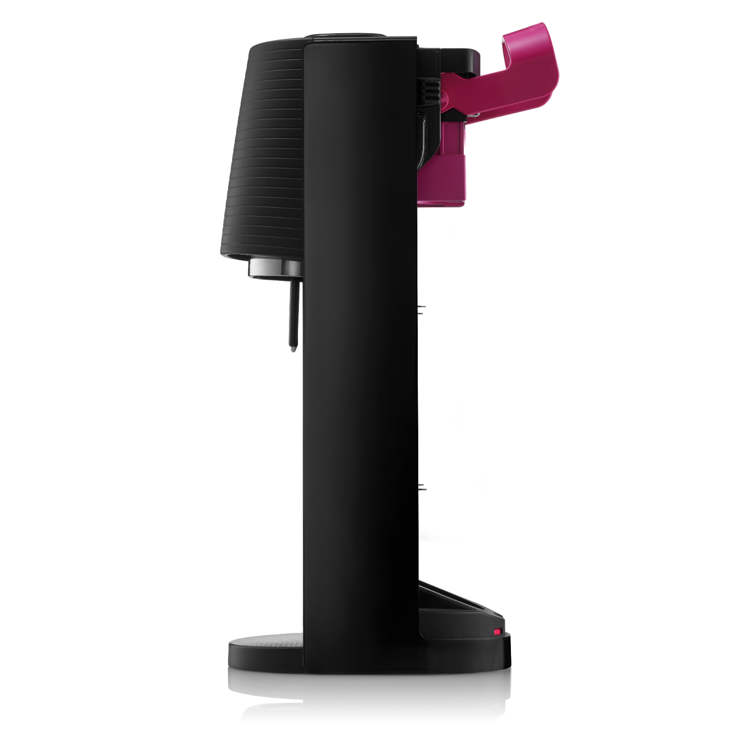 Czarny saturator z różową dźwignią, na białym tle.