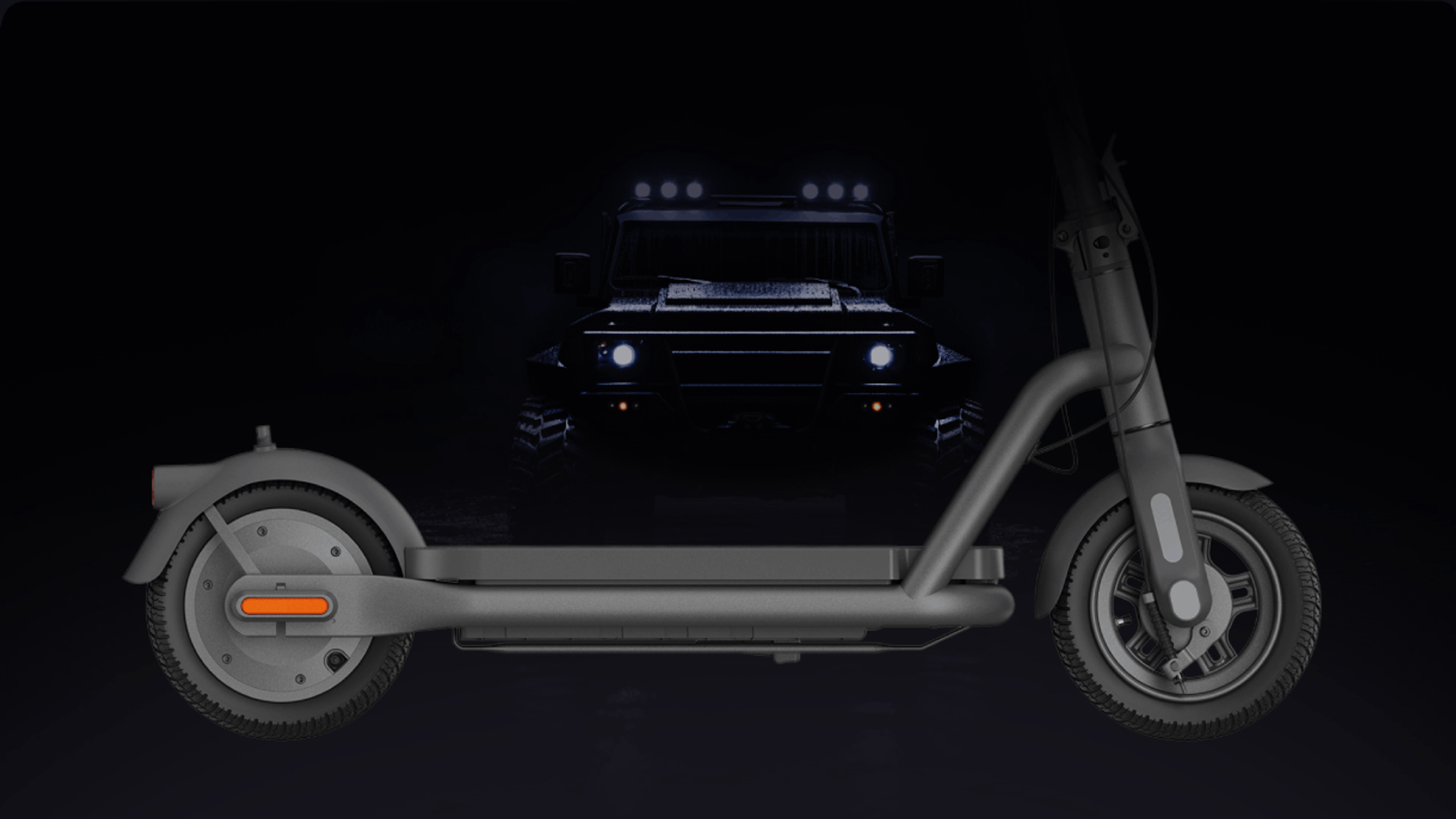 Un scooter eléctrico y un SUV negro en el fondo con las luces encendidas.