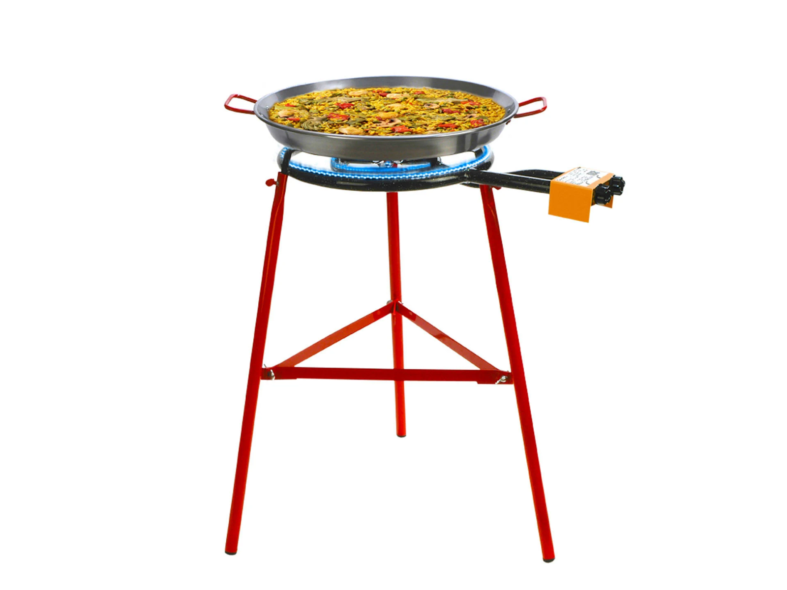 Una paellera con comida en un hornillo de gas. El hornillo es rojo, el fondo blanco.