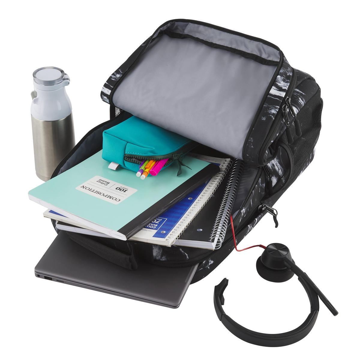 Zaino con vari materiali scolastici, tra cui un laptop e cuffie.