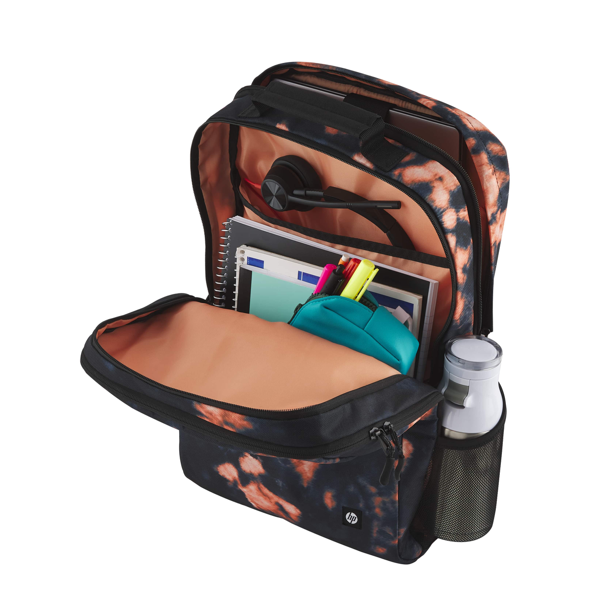 Una mochila abierta con útiles escolares como cuadernos, bolígrafos y una botella de agua.