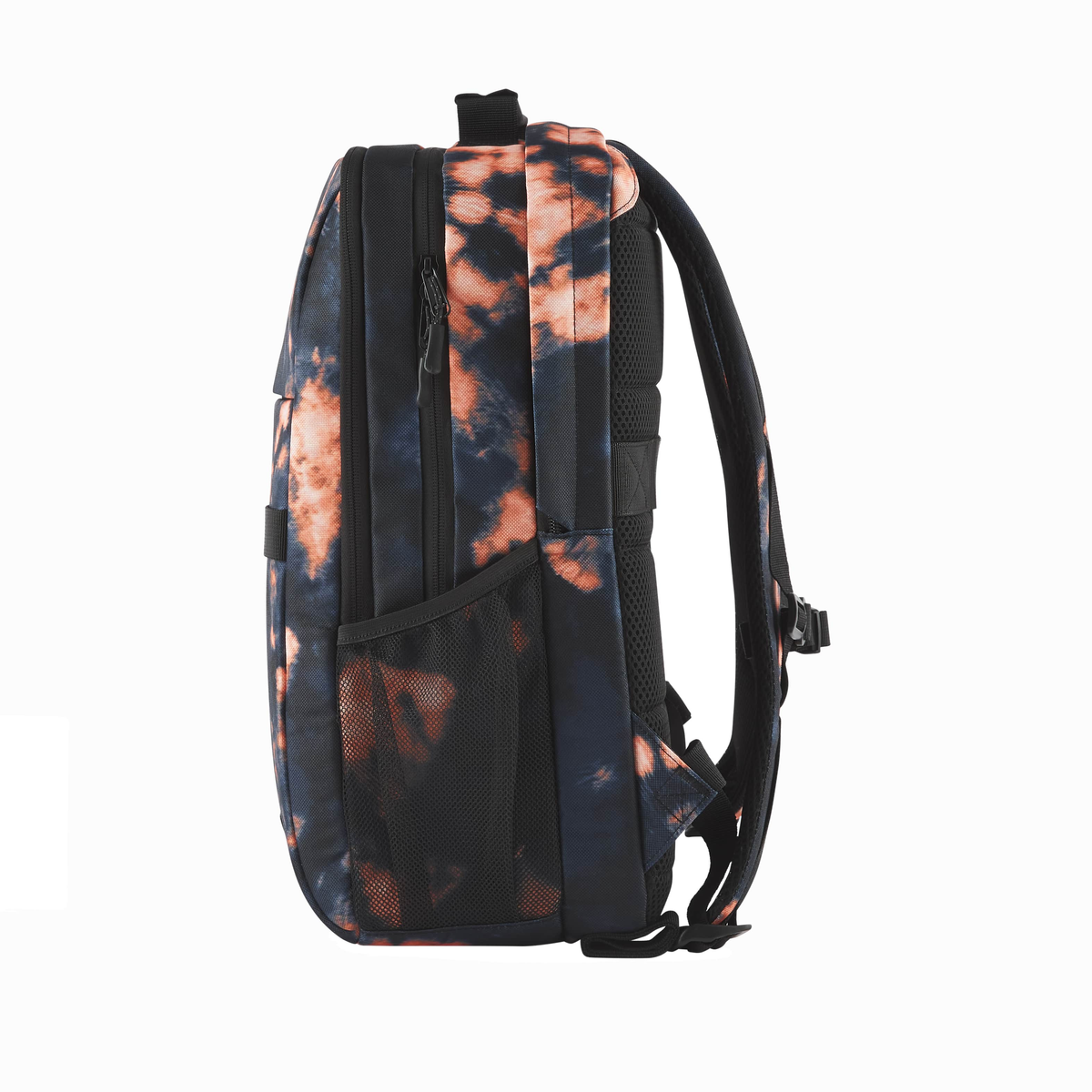 Una mochila con un patrón de teñido anudado. El patrón tiene colores naranja y azul oscuro. Fondo blanco.
