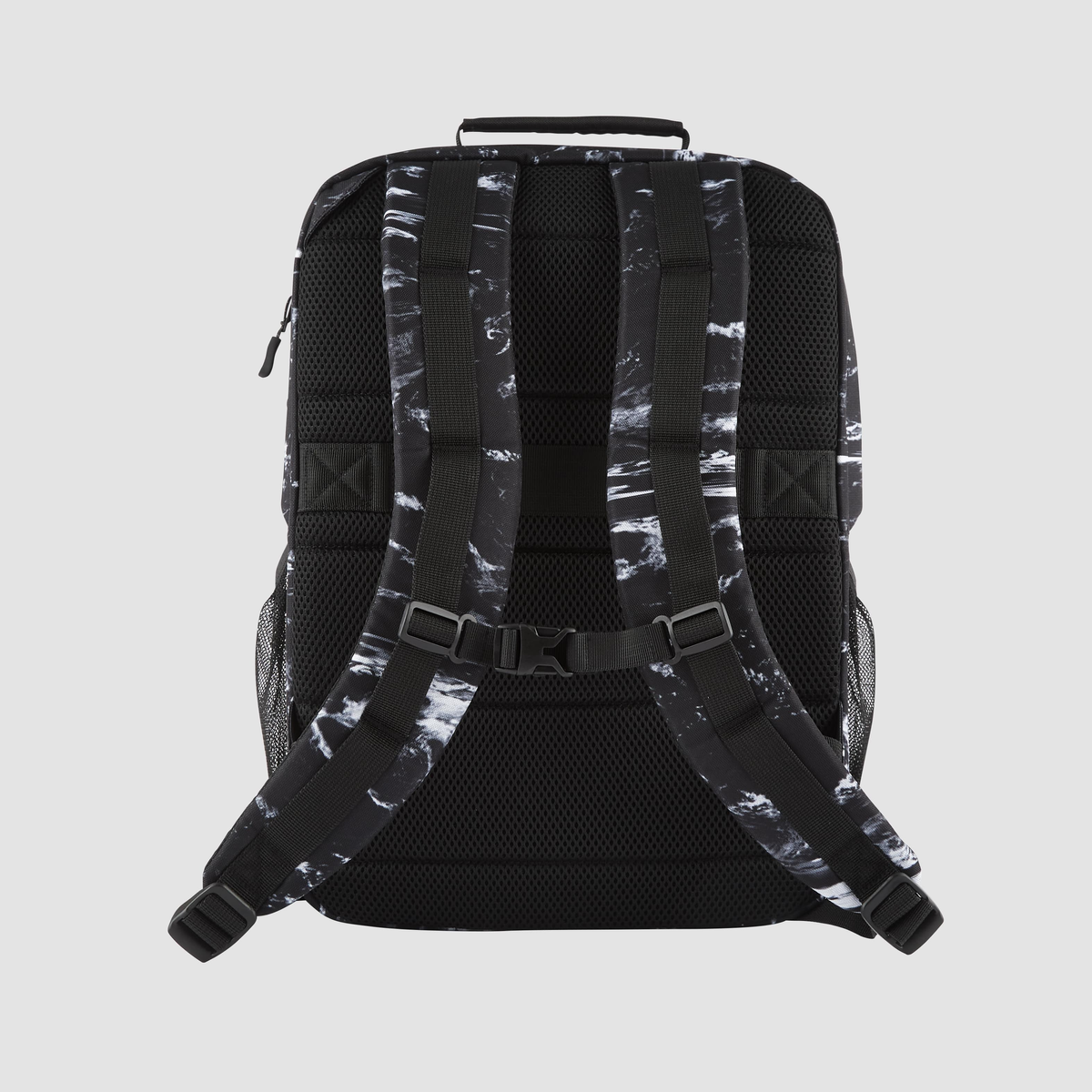 Zaino con un motivo a marmo bianco e nero. Le cinghie e la schiena sono nere. La schiena ha un design a rete.