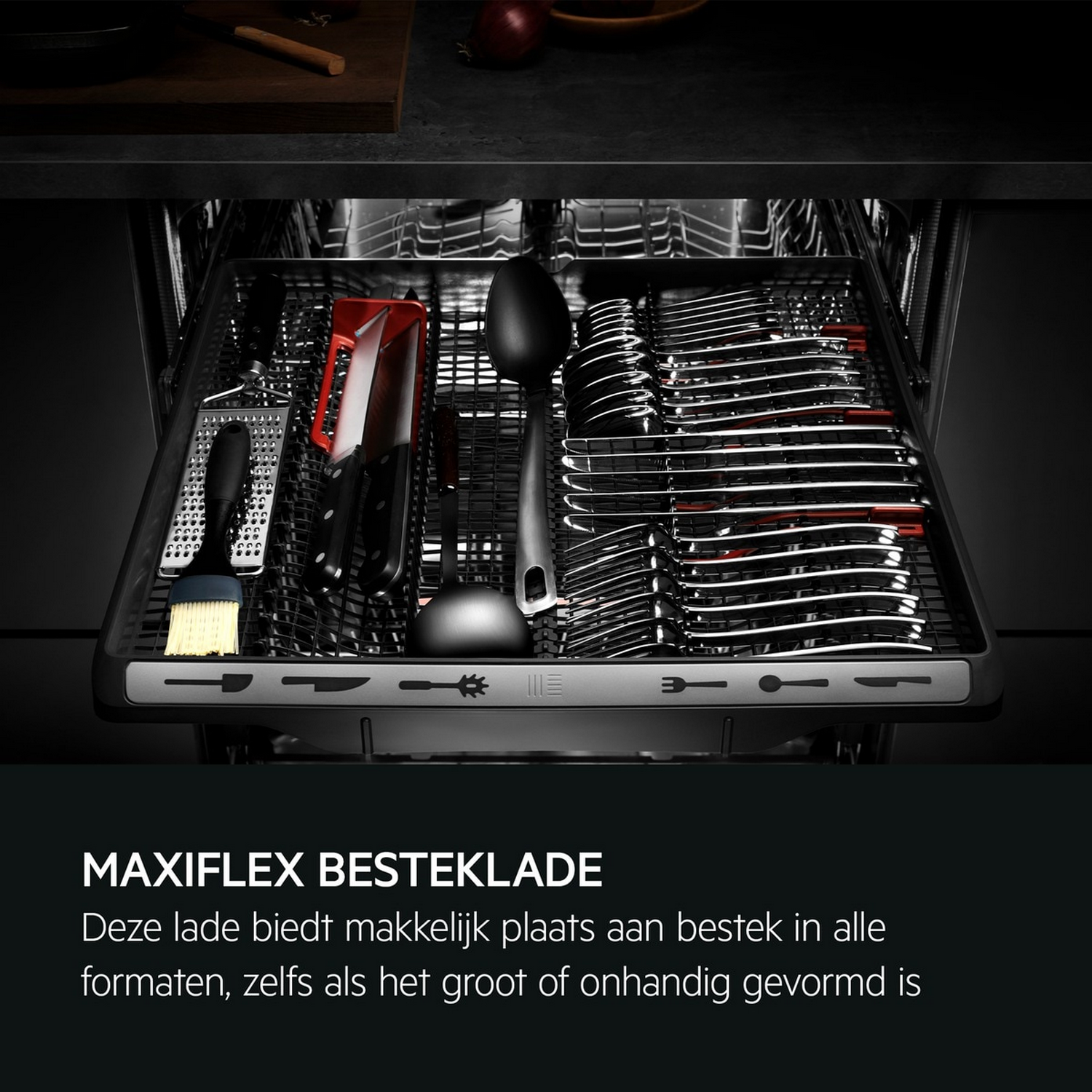Tacka na sztućce w zmywarce z naczyniami. Zawiera noże, łyżki, widelce i przybory do serwowania. Czarne wnętrze.